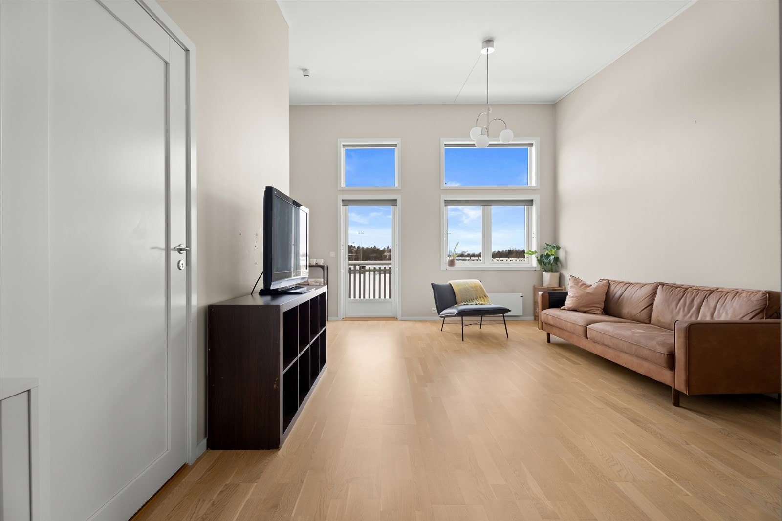 Fra stuen er det direkte utgang til leilighetens balkong. Galleribilde