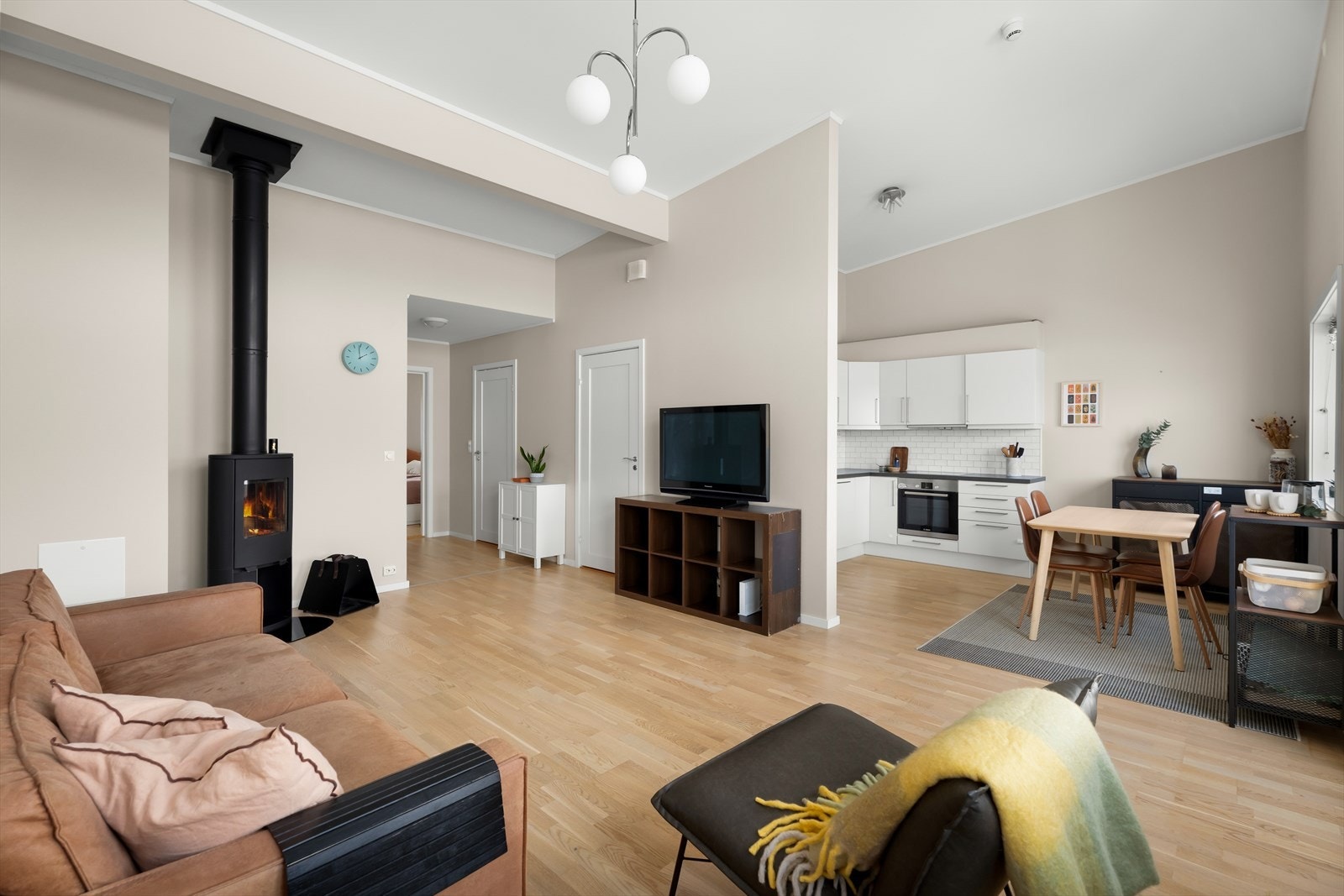 Stuen er leilighetens sentrale samlingspunkt, med gjennomgående eikeparkett på gulvet. Galleribilde