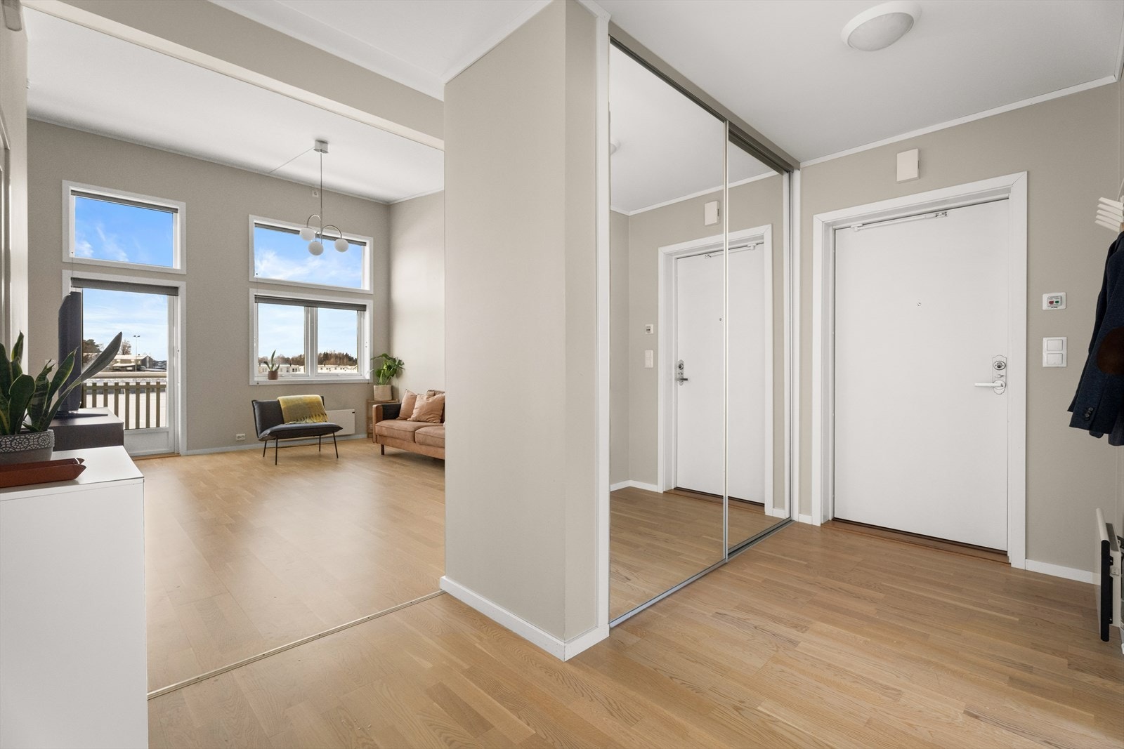 En stor skyvedørsgarderobe med speilfronter gir rikelig med lagringsplass for yttertøy. Galleribilde