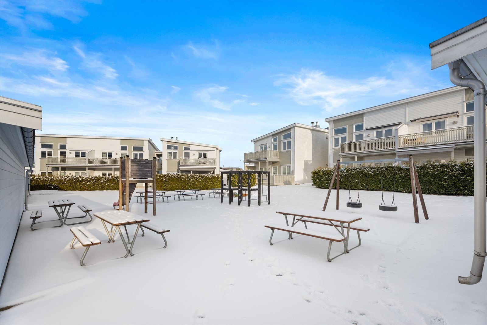 Fellesområdene er pent opparbeidet med lekeplass og sittegrupper. Galleribilde