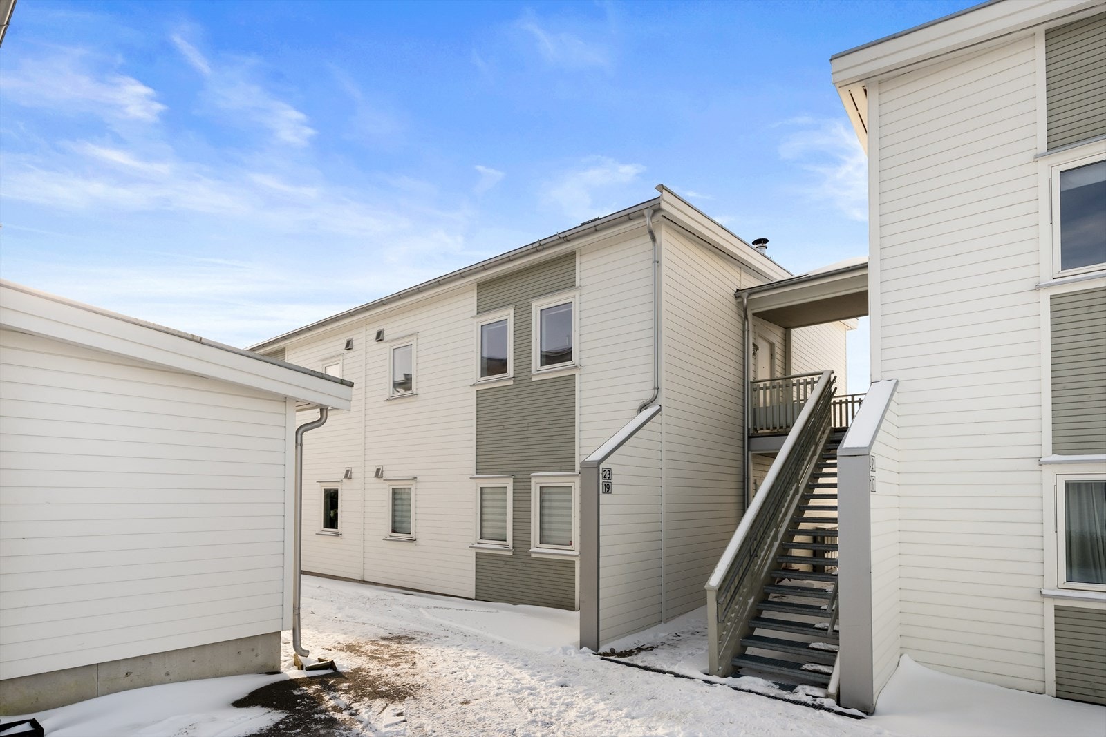 Utvendig trappeadkomst til leilighetens inngangsparti. Galleribilde