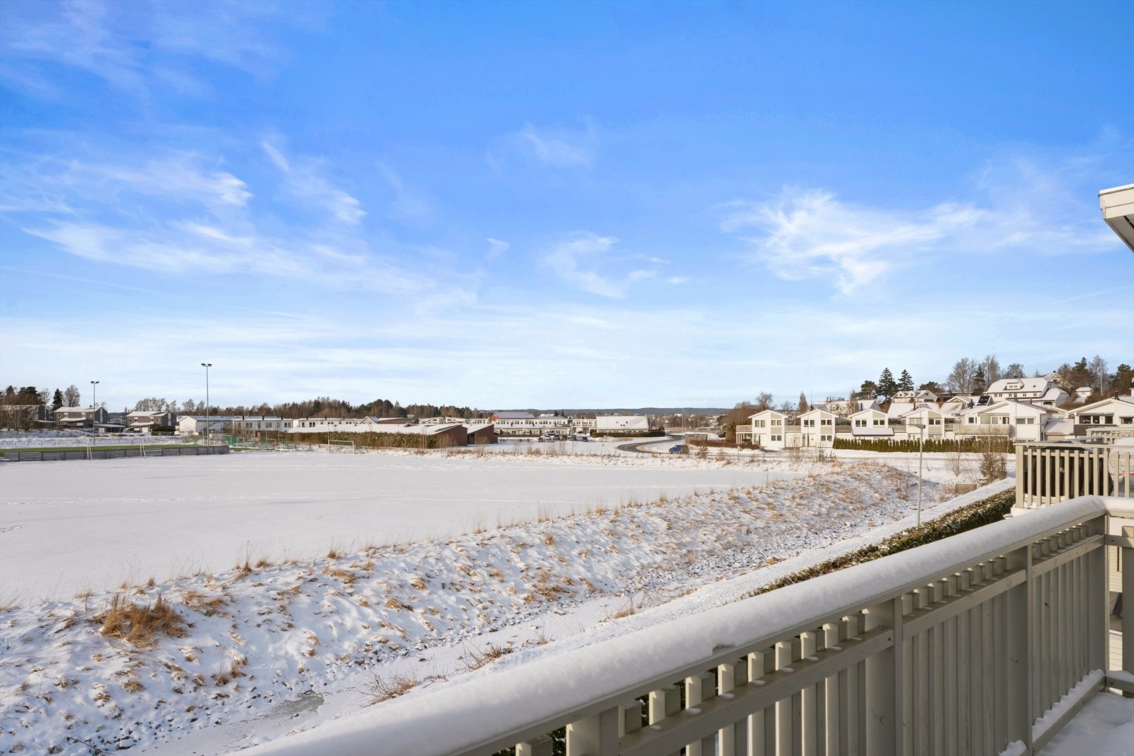 Utsikt mot grøntarealer og idrettsanlegg fra balkongen. Galleribilde