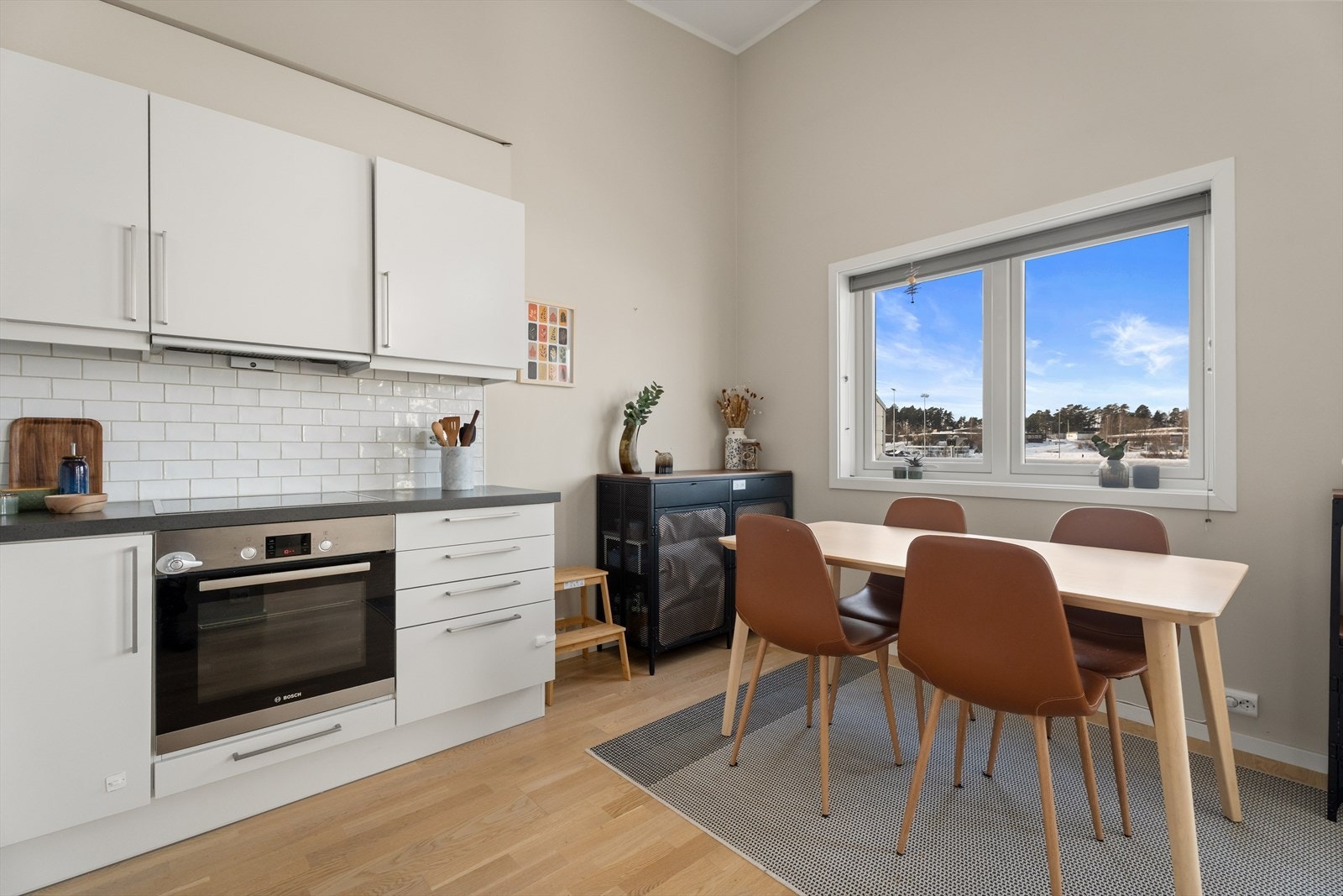 Vinduet ved spiseplassen gir godt med arbeidslys og en åpen følelse. Galleribilde