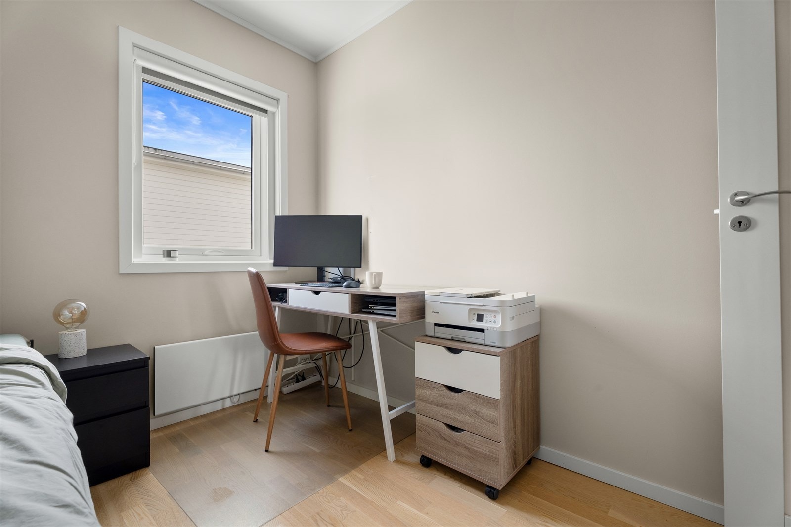 Rommet har plass til både seng og en egen arbeidsplass ved vinduet. Galleribilde
