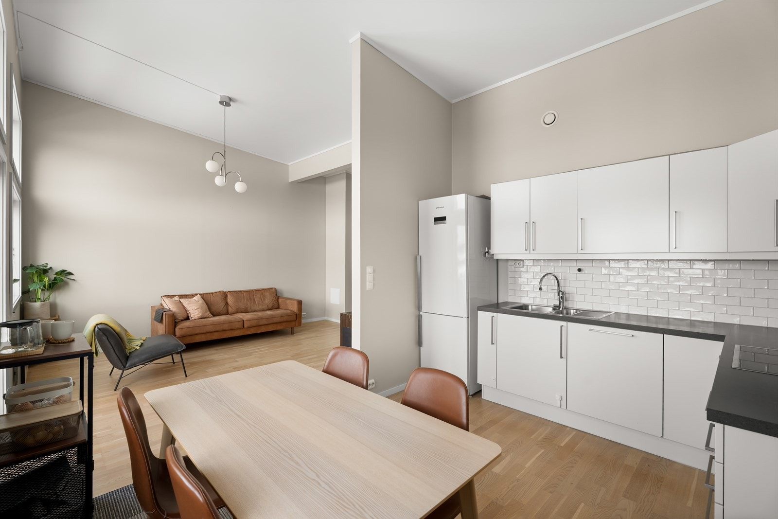 Leiligheten har en åpen og sosial planløsning mellom stue og kjøkken. Galleribilde