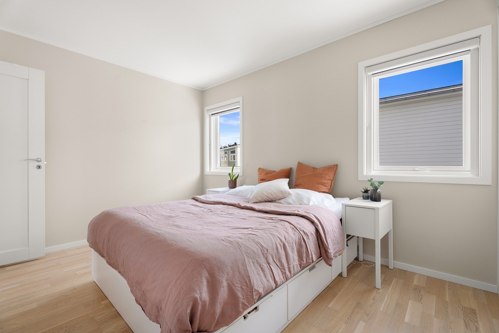 Hovedsoverommet er av god størrelse med plass til dobbeltseng og garderobeløsning. Galleribilde