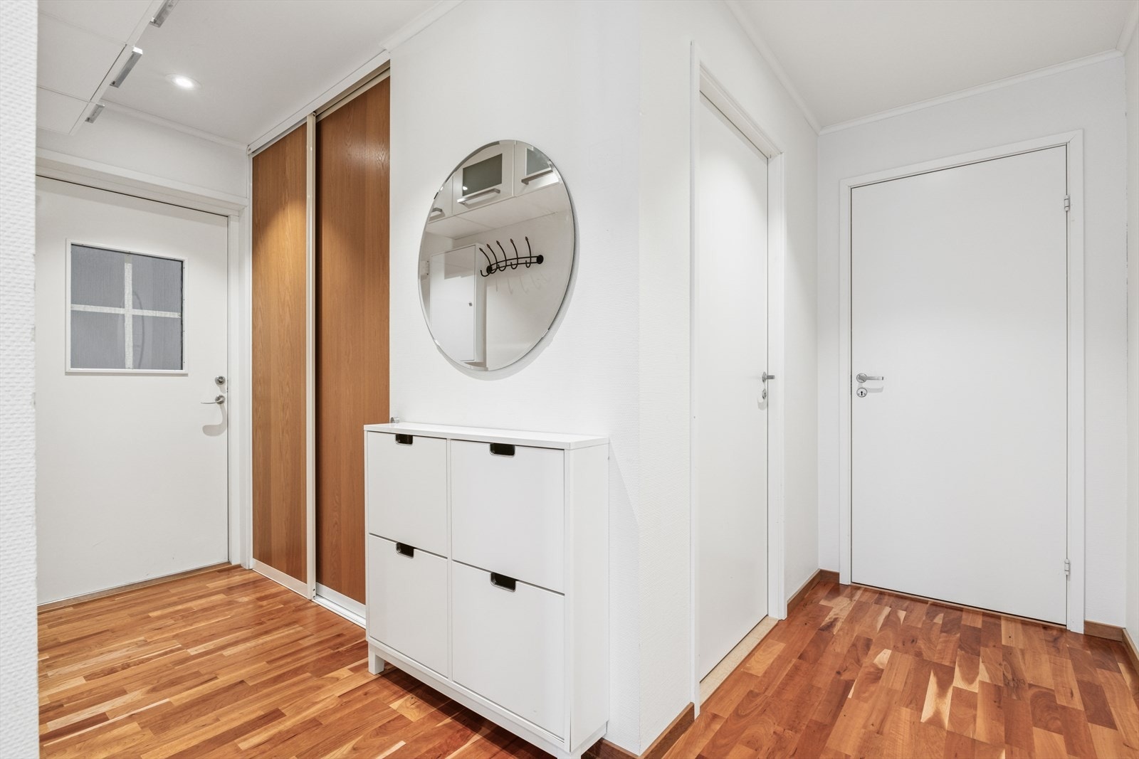 Skyvedørsgarderobe gir effektiv oppbevaring i entréen. Galleribilde