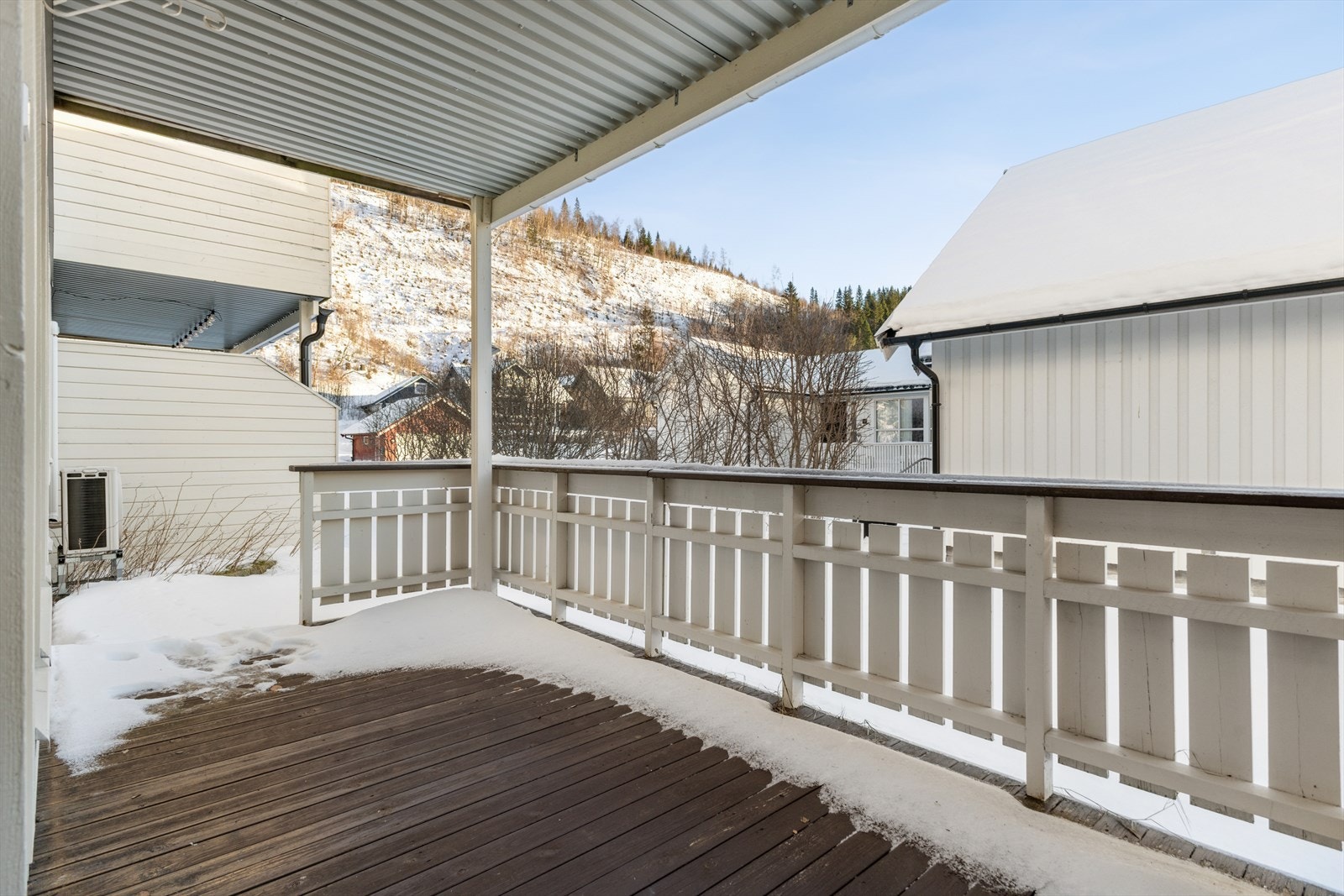 Terrassen på 14 m² har malt stående rekkverk og er innfestet i bygningskroppen. Galleribilde