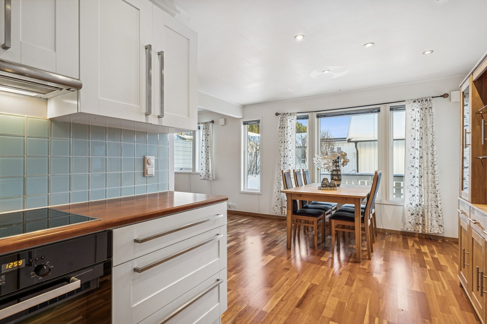 Kjøkkenet har laminerte fronter og benkeplate med integrerte hvitevarer. Galleribilde