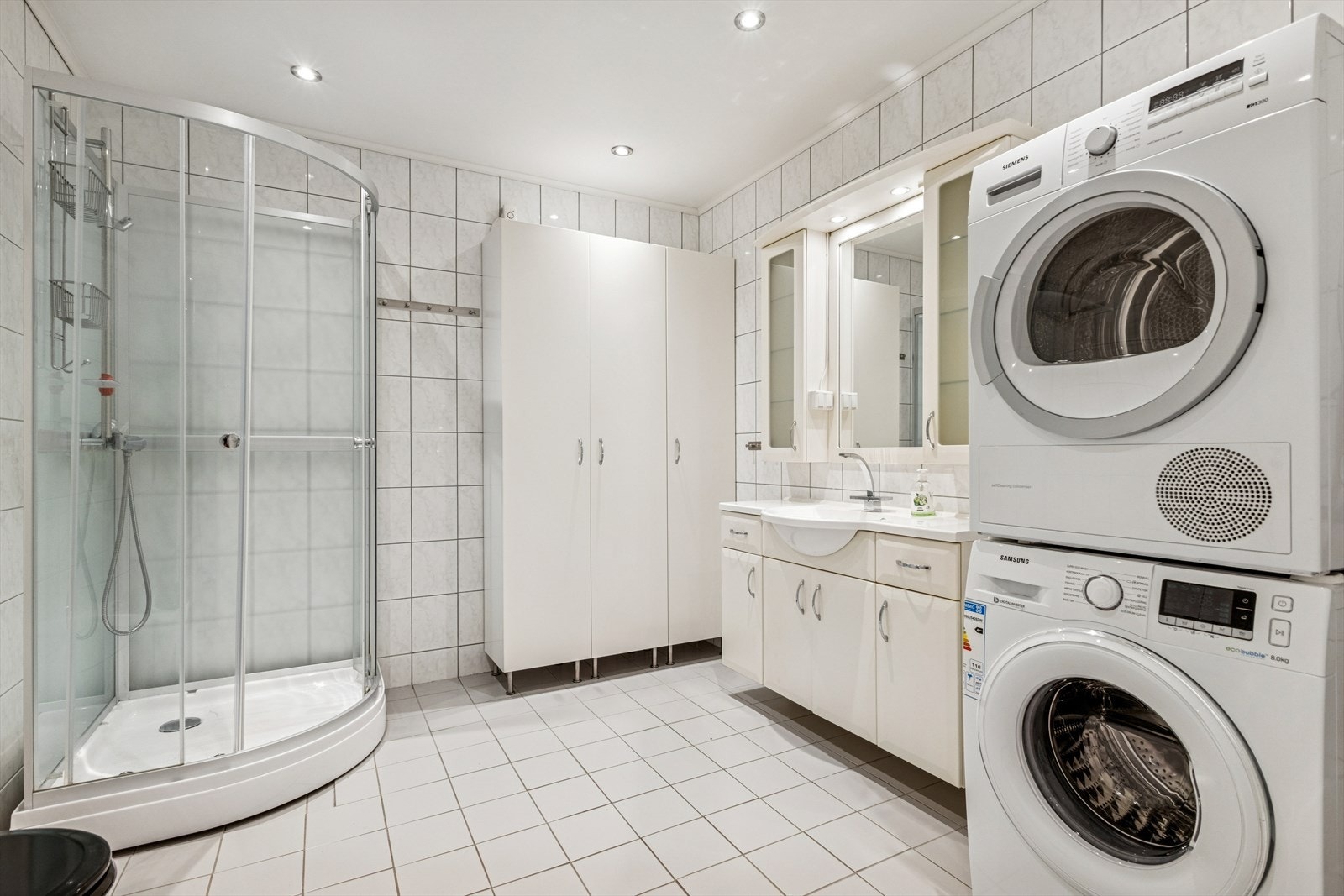 Elektriske varmekabler i gulvet sørger for behagelig varme i rommet. Galleribilde