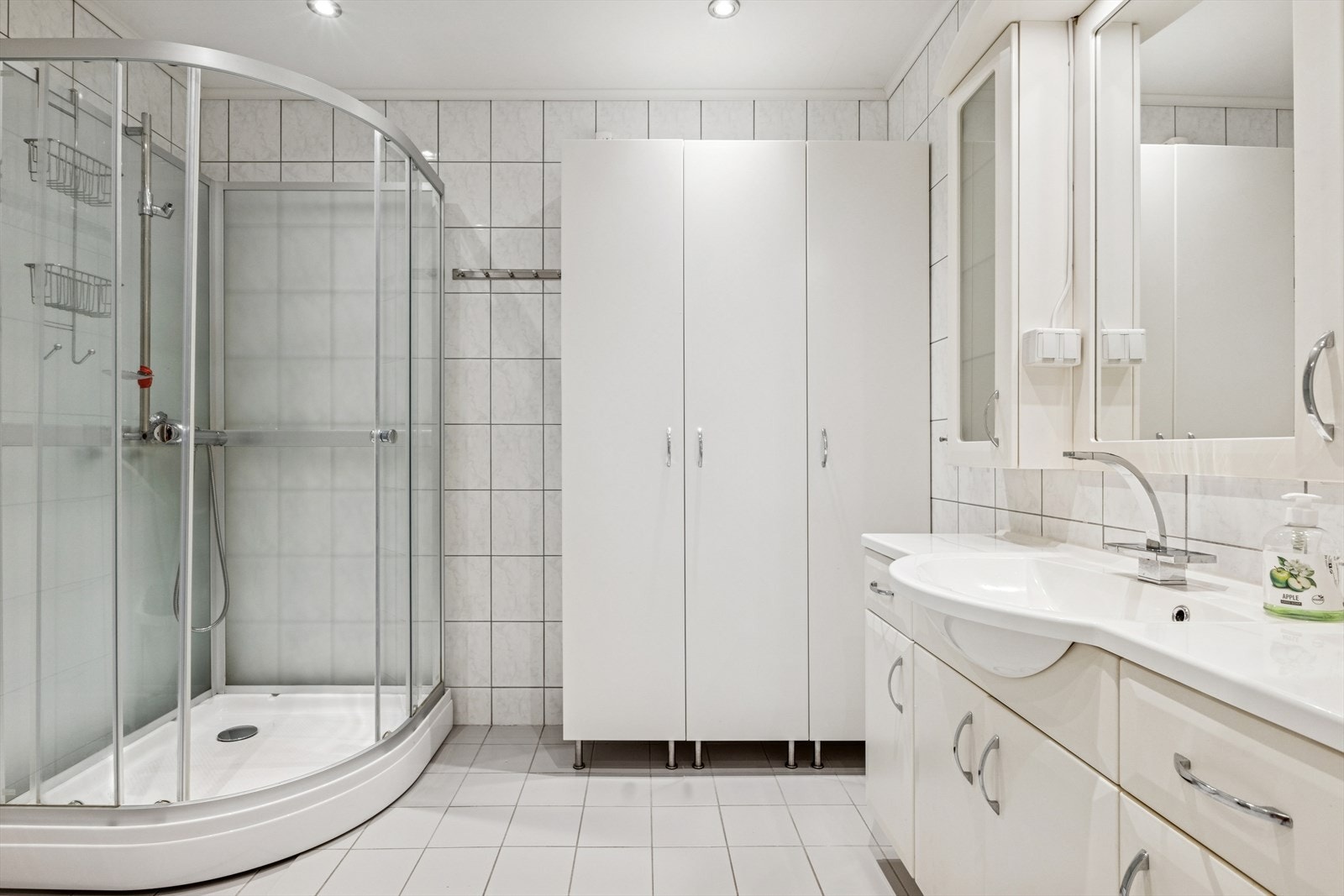 Flislagte overflater på vegger og gulv gir et rent og vedlikeholdsvennlig bad. Galleribilde