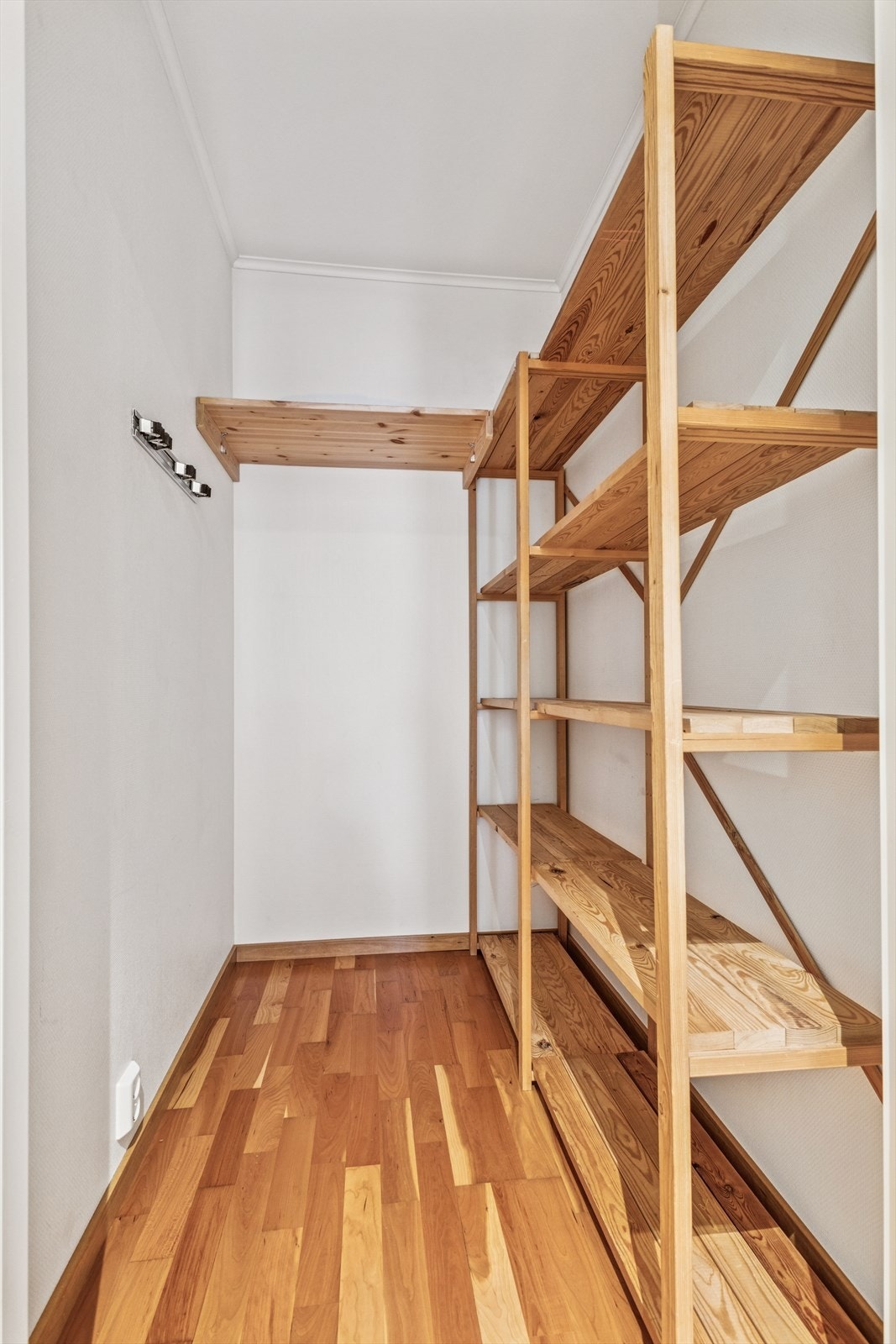 Boden har trehyller som gir god oppbevaringsplass. Galleribilde