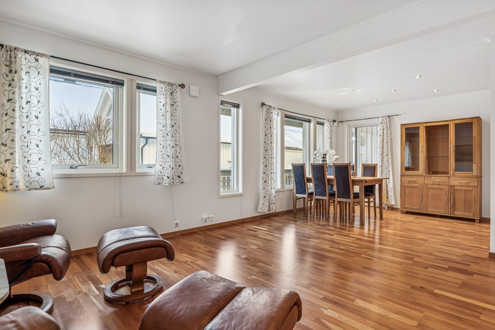 Spiseplassen ligger i tilknytning til kjøkkenet med utsyn gjennom store vinduer. Galleribilde