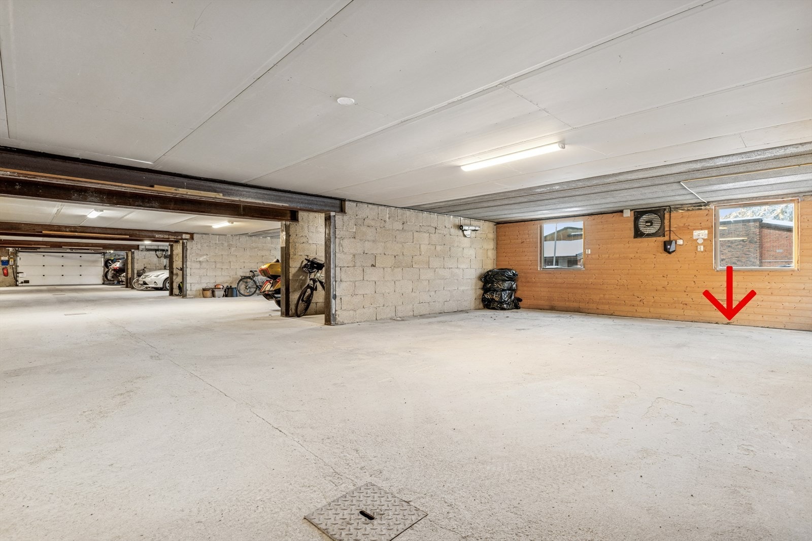 Garasjeplass i fellesanlegg gir trygg parkering for kjøretøy. Galleribilde