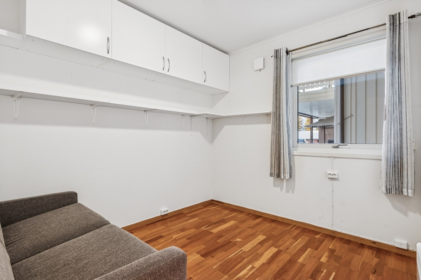 Soverommet har parkettgulv og innebygd oppbevaringsløsning. Galleribilde