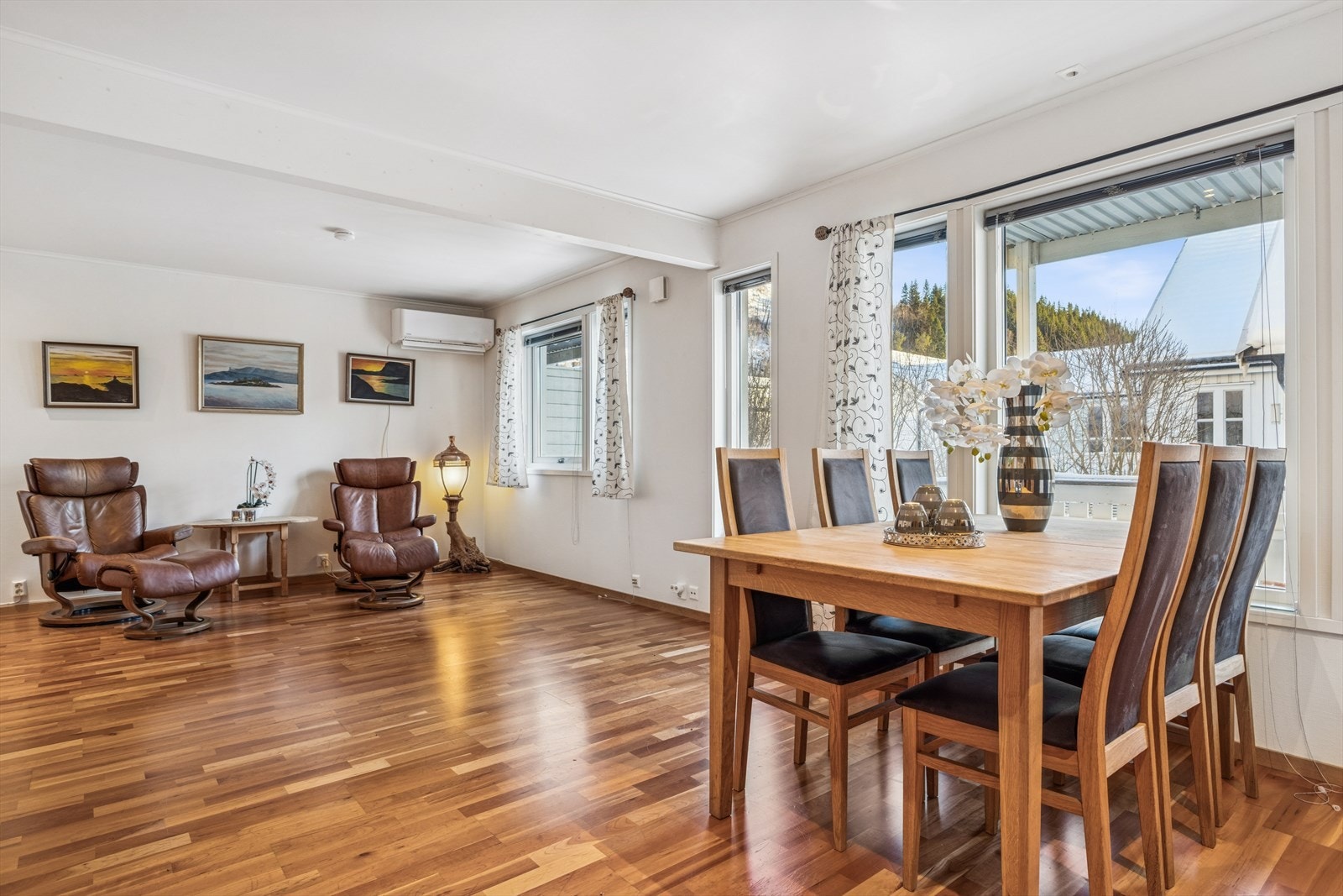 Åpen stue- og spisestueløsning gir god plass til møblering. Galleribilde