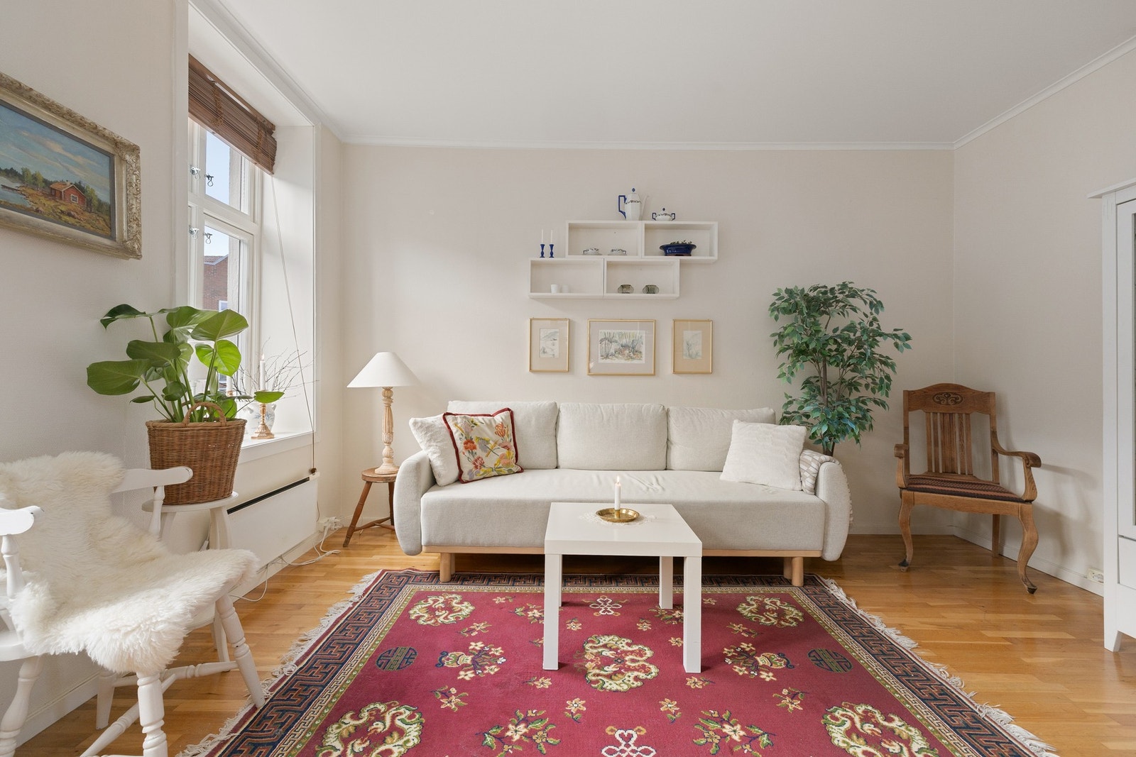 Leiligheten ligger i byggets 3. etasje, og har en gjennomgående planløsning med romslig stue, separat kjøkken, soverom og baderom. Galleribilde