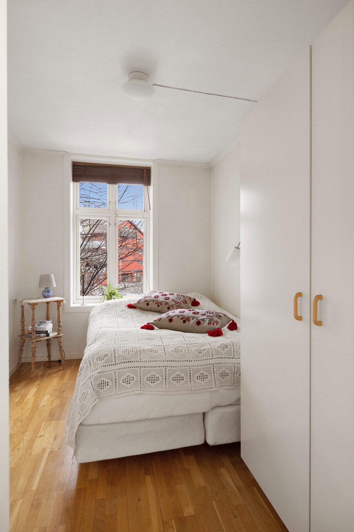 Soverommet har en bredde på ca. 2,36 meter som gir plass til dobbeltseng med tilhørende nattbord. Det er også oppbevaringsplass i medfølgende garderobeskap. Galleribilde