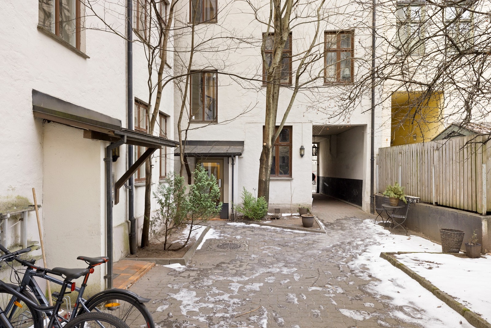 Sameiet har en koselig bakgård som er opparbeidet med belegningsstein og noe beplantning. Galleribilde