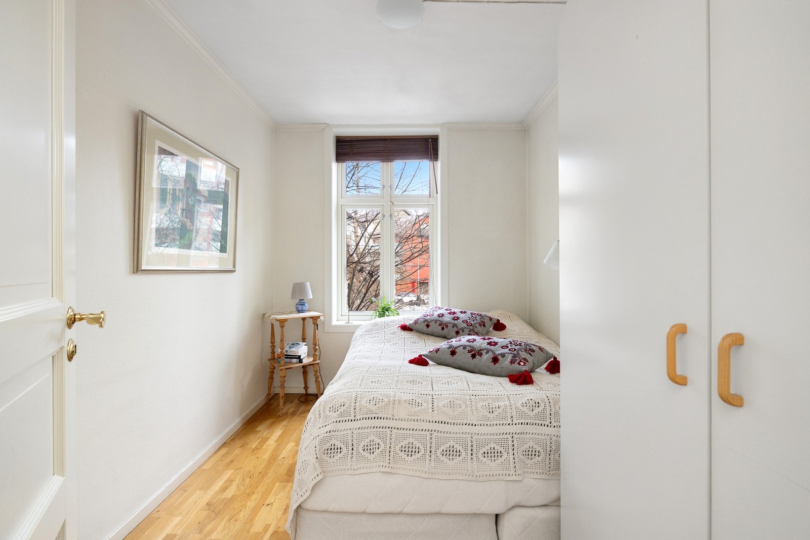 Leiligheten har et lyst og fint soverom med god takhøyde på ca. 2,53 meter. Galleribilde