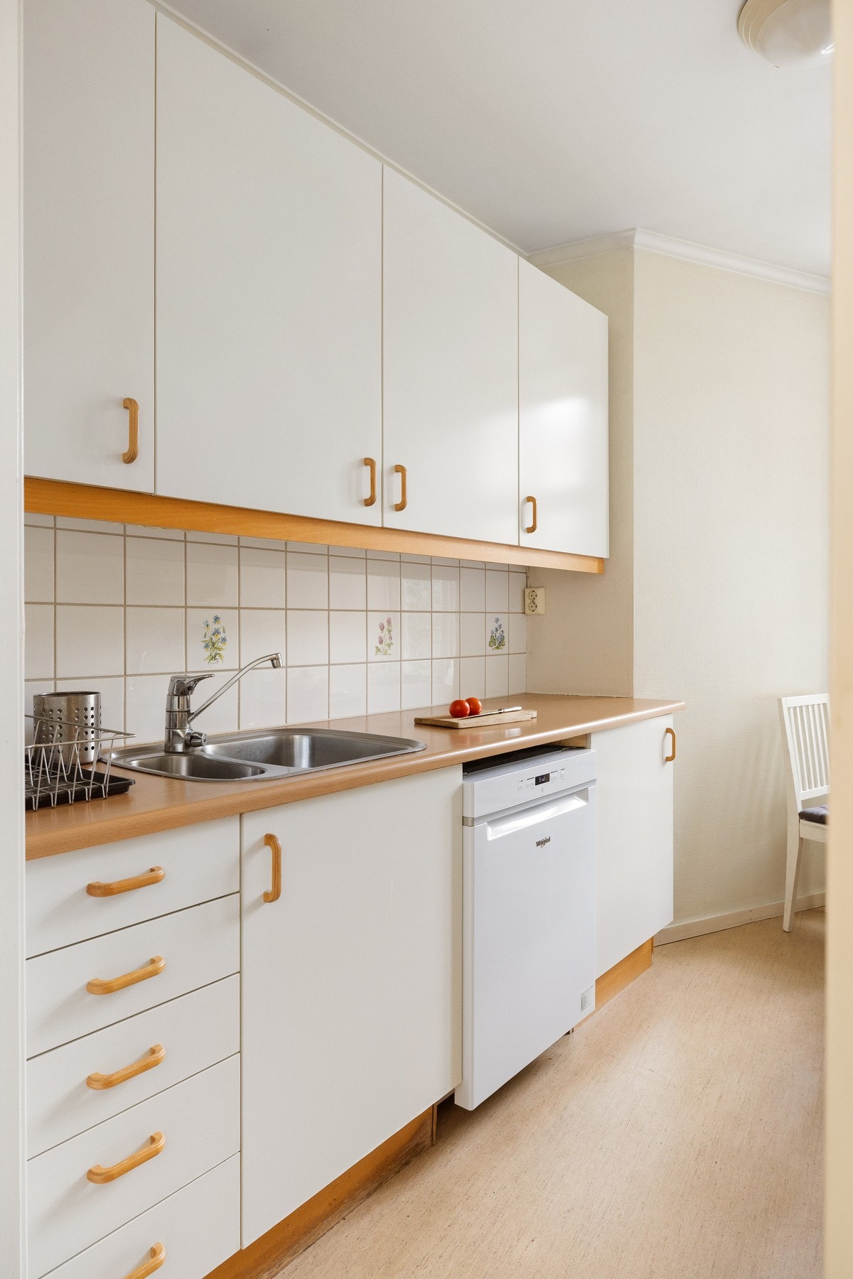 Lys og tidløs kjøkkeninnredning fra ca. 2000 med god skap- og benkeplass. Galleribilde