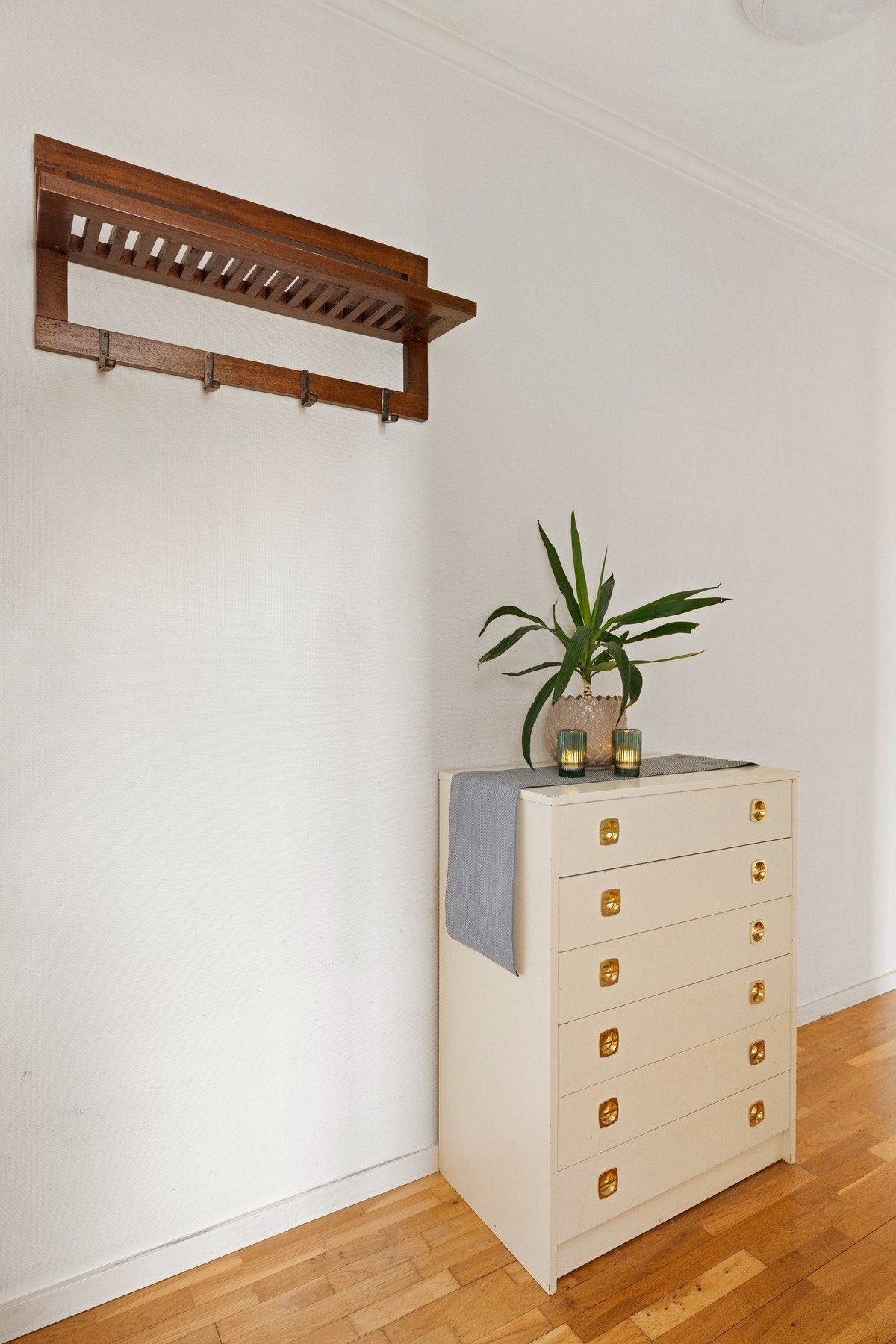 Du ønskes velkommen inn i en lys gang med plass til sko og oppheng av yttertøy. Galleribilde