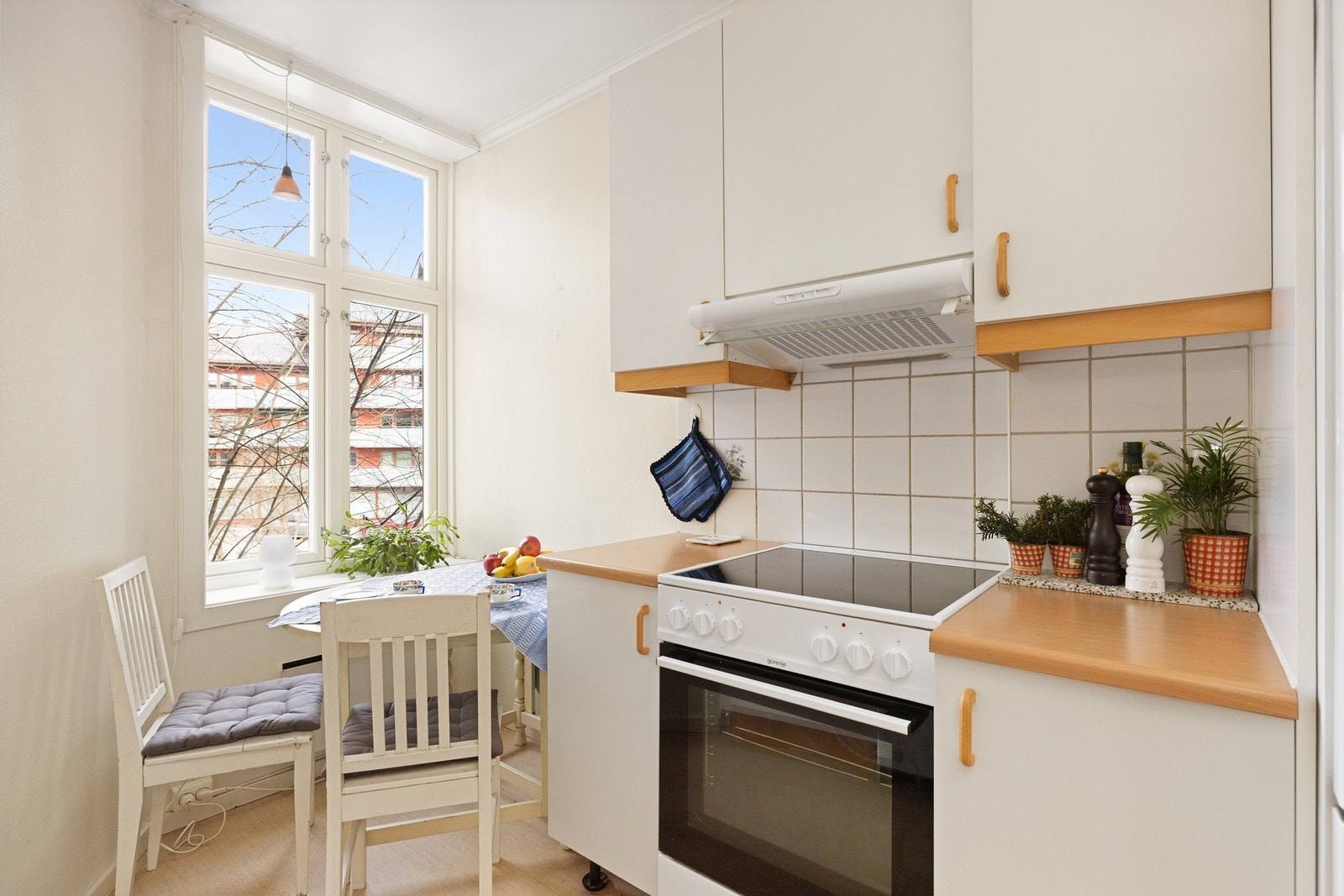 Kjøkkenet er utstyrt med medfølgende hvitevarer som komfyr, ventilator med mekanisk avtrekk, oppvaskmaskin og kjøleskap med frysedel. Alle hvitevarer medfølger. Galleribilde