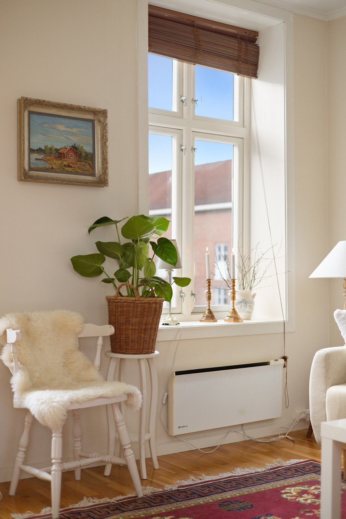 Stuen har to store klassiske vinduer som slipper inn rikelig med naturlig lys. Alle vinduene i leiligheten var nye i 2015, og har brede vinduskarmer for planter og dekor. Galleribilde