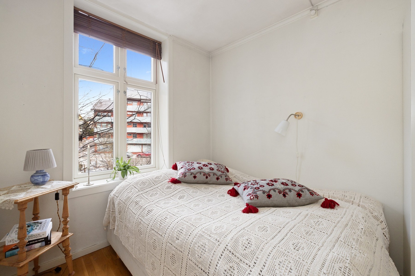 Soverommet har parkett på gulv, lysmalt strietapet på veggene og stor klassisk vindusflate. Galleribilde