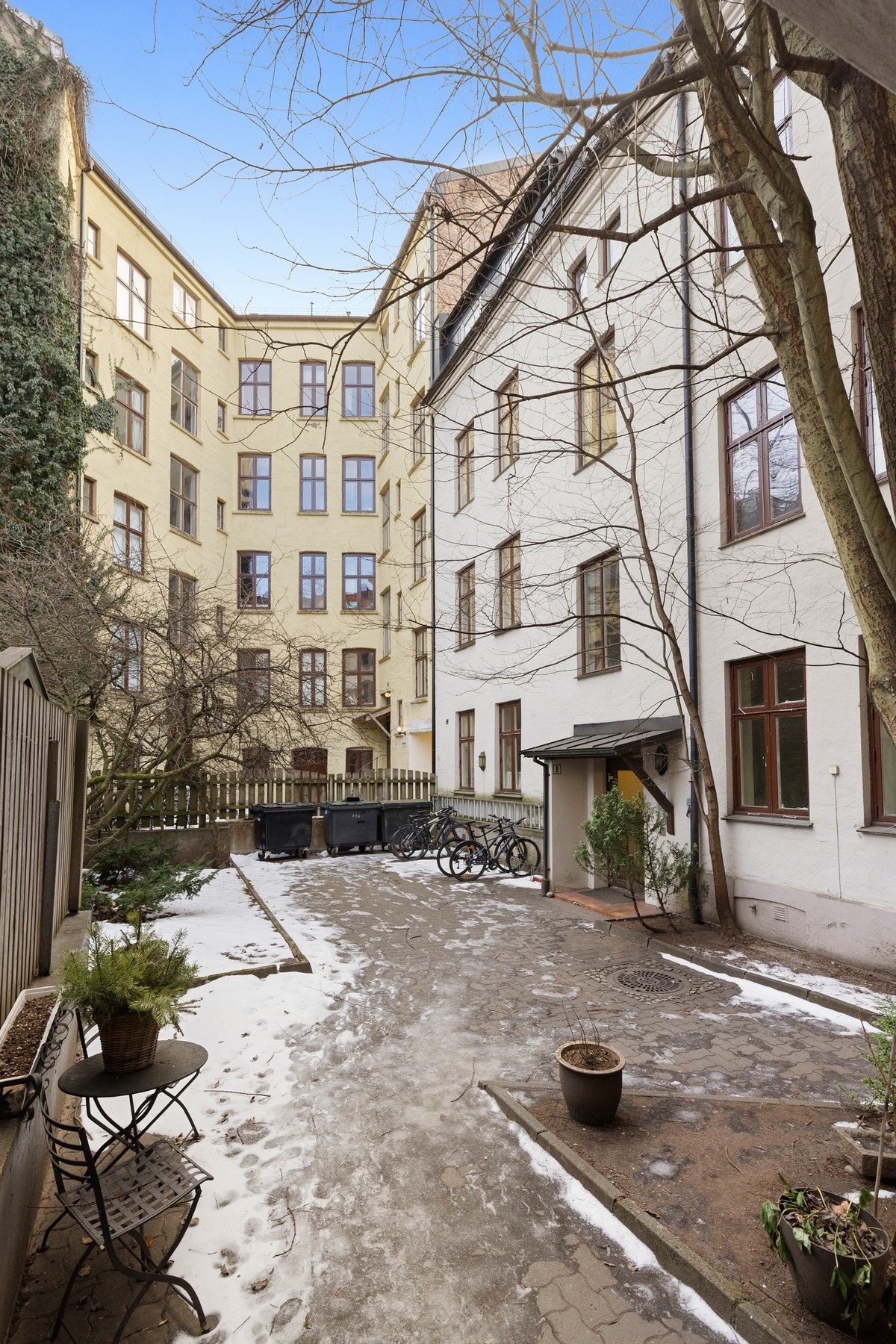 Det er også sykkelparkering i bakgården. Galleribilde