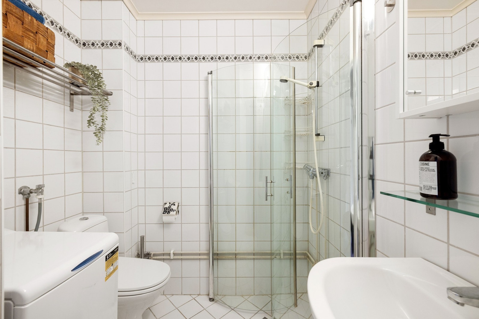 Leiligheten har et lyst flislagt baderom fra 1998, verifisert via sluk (ferdigattest fra 2000 foreligger). Galleribilde