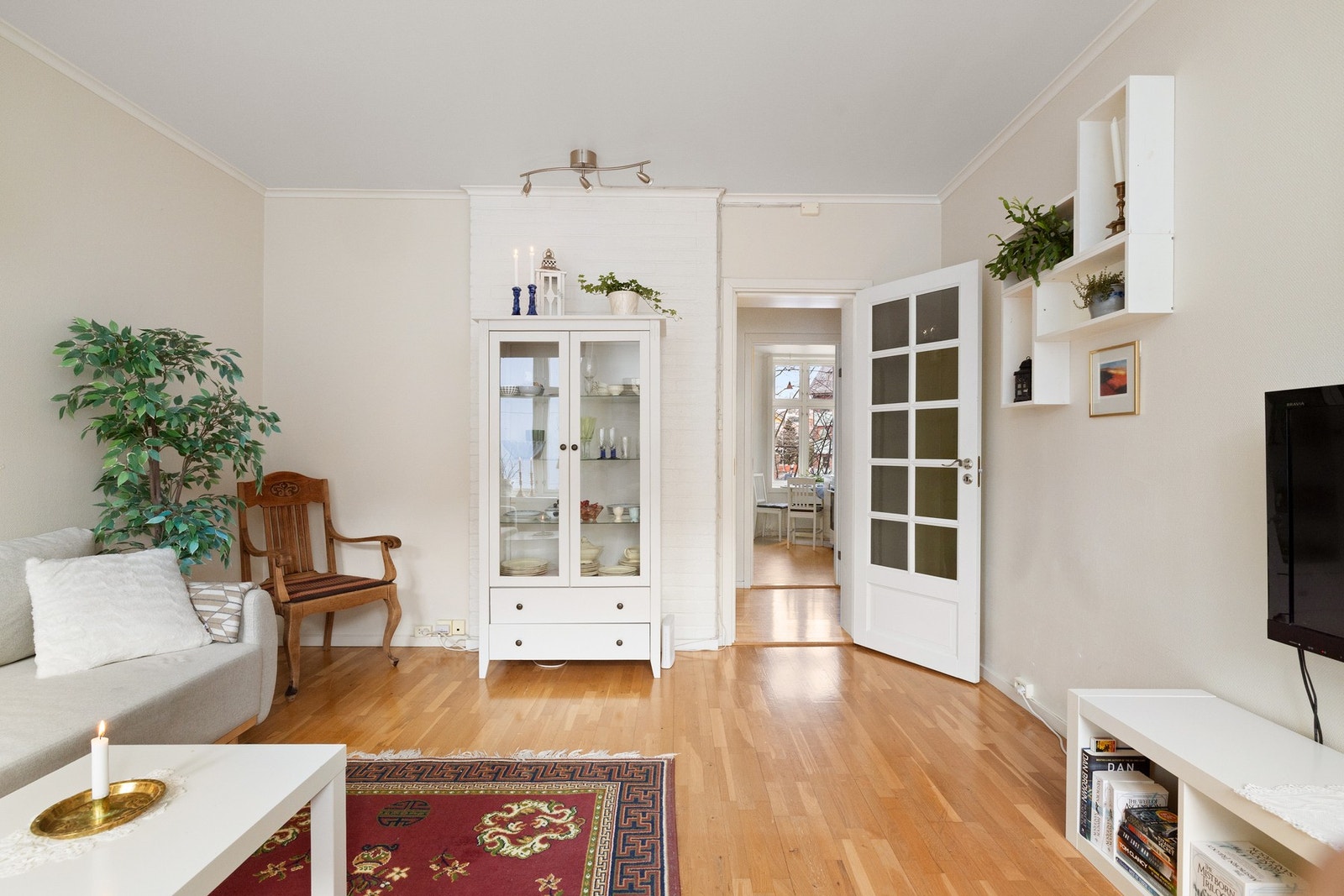 Stuen er romslig med god plass til både sofagruppe med salongbord, mediemøblement med tv og et spisebord om ønskelig. Galleribilde