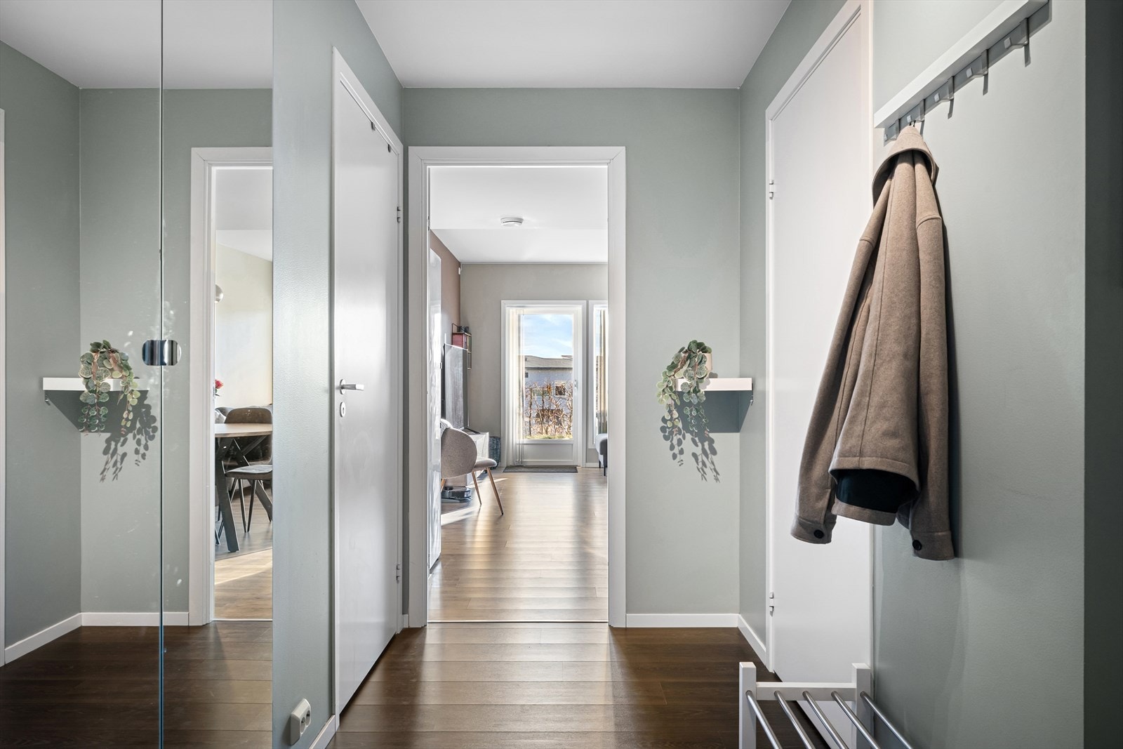 Leiligheten fremstår som lys og innbydende med gjennomgående god standard. Galleribilde