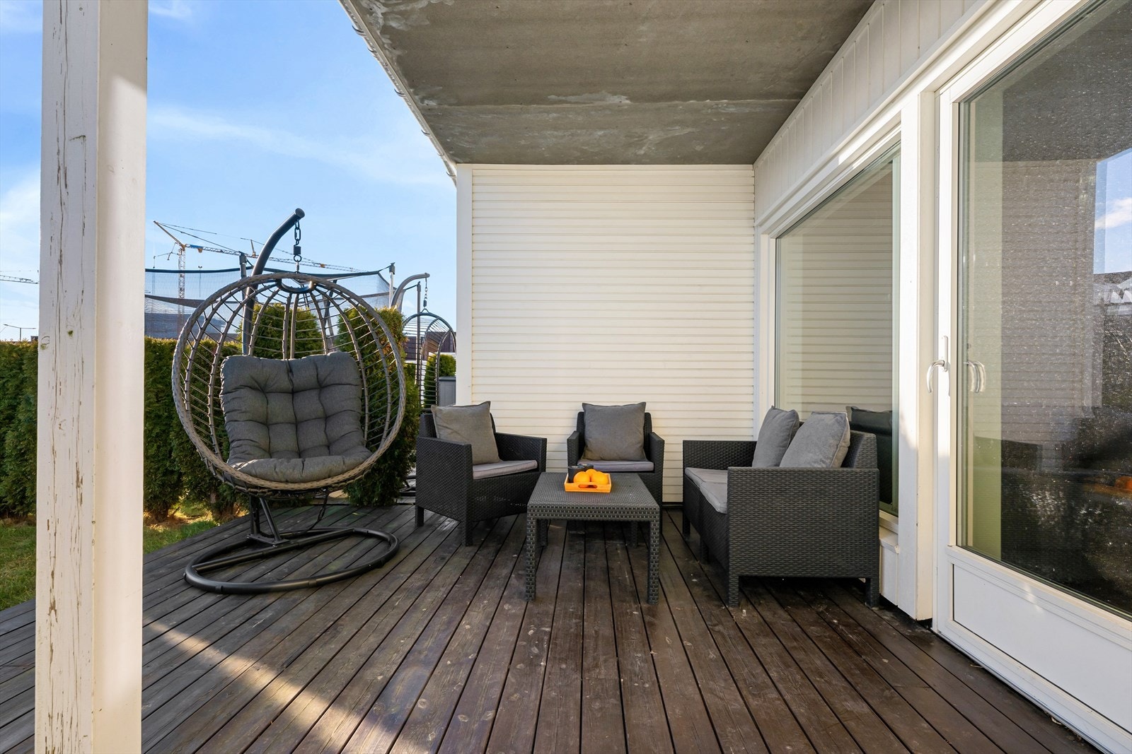 Her har man også en praktisk bod ved terrassen hvor man kan oppbevare puter og grill utenom sesong. Galleribilde