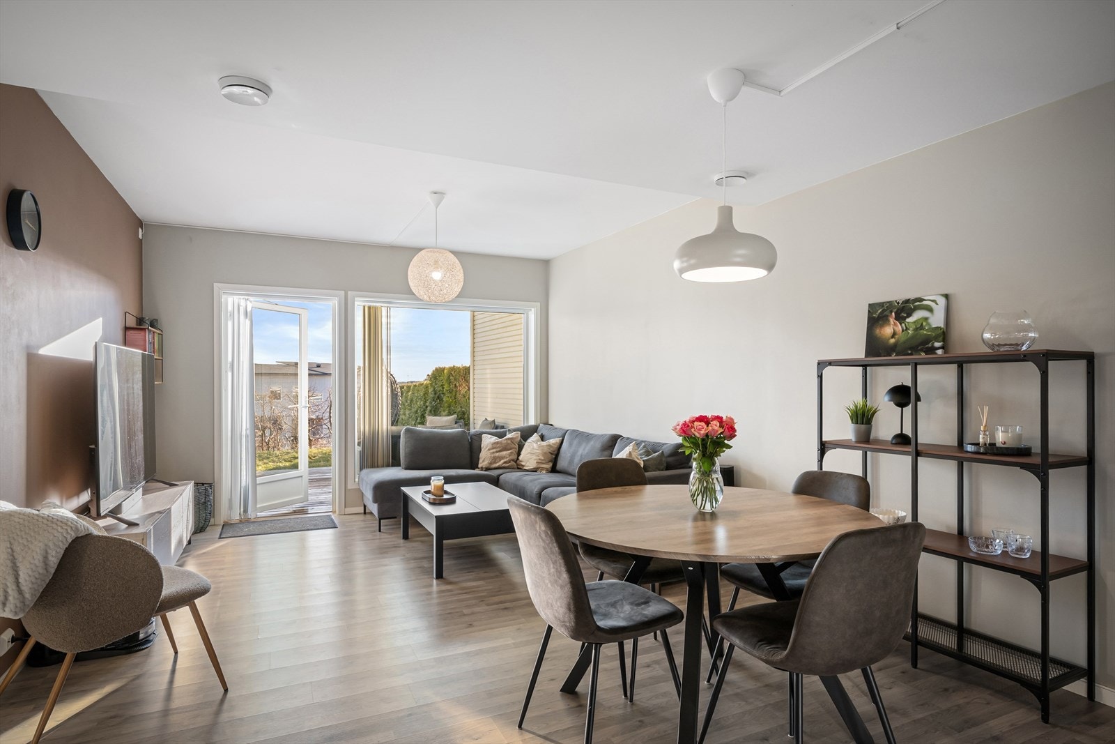 Leilighetens stue fremstår som lys og trivelig med store vindusflater som slipper inn mye naturlig lys som er med på å skape en god romfølelse og atmosfære. Galleribilde