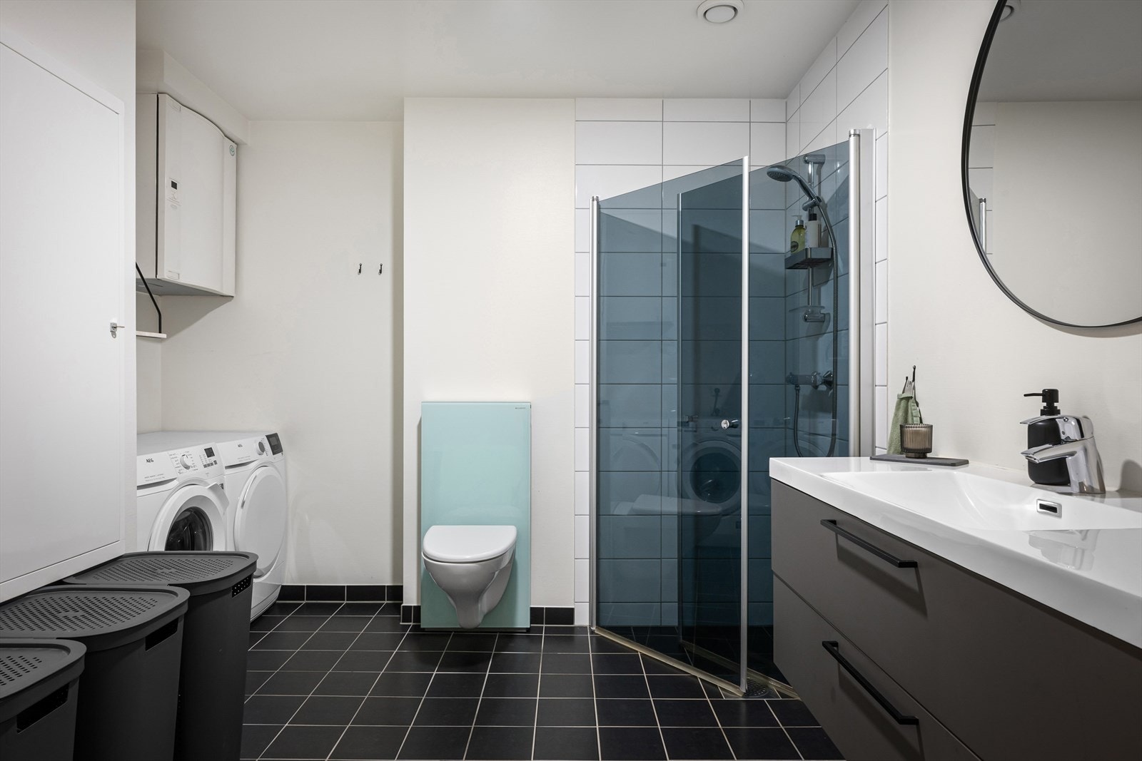 Pent bad med fliselagt gulv, vegghengt wc, dusjhjørne og varme i gulv for ekstra komfort. Galleribilde