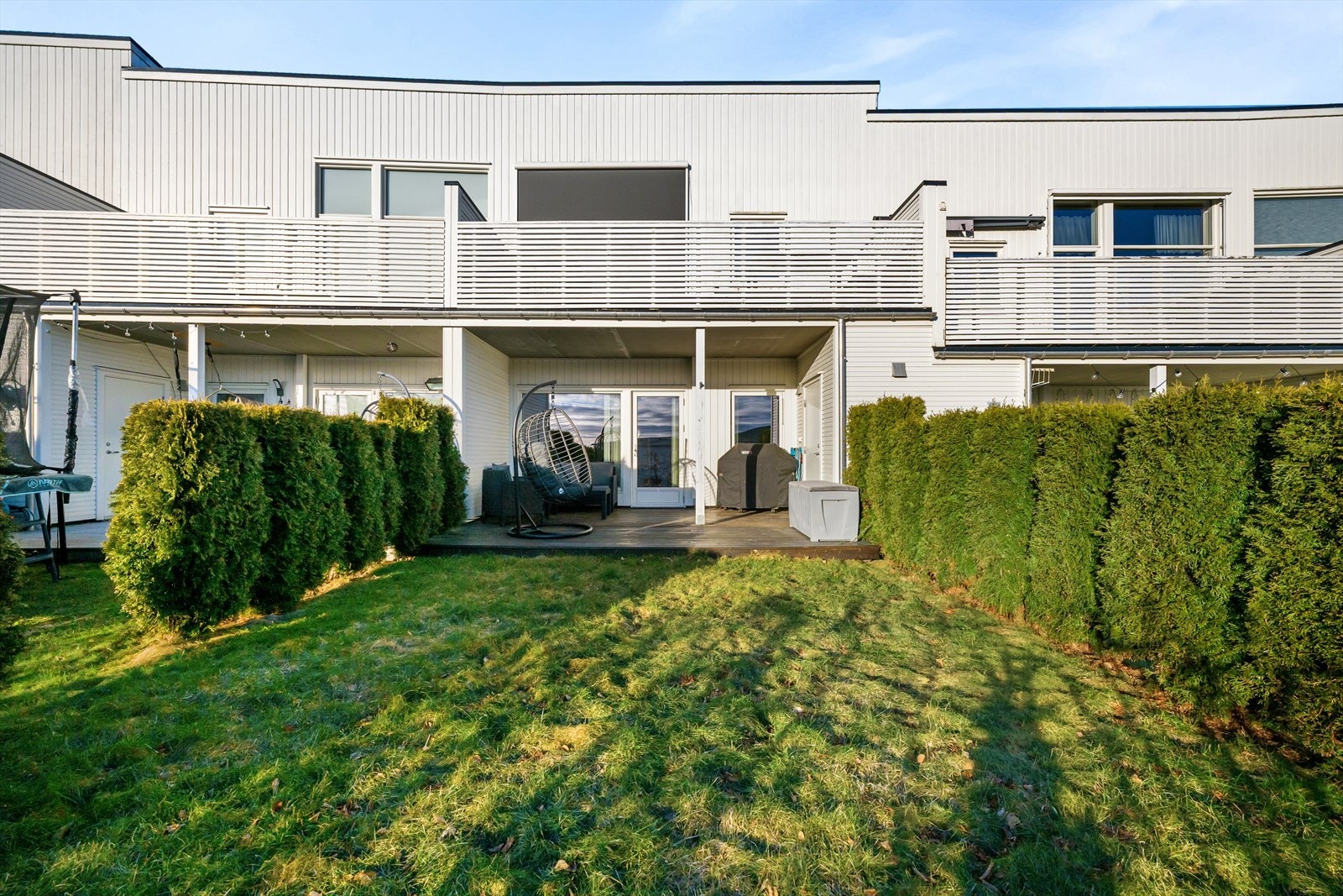 Fra stuen har man utgang til et sørvendt uteområdet som både er solrikt og praktisk bestående av terrasse og hage. Galleribilde