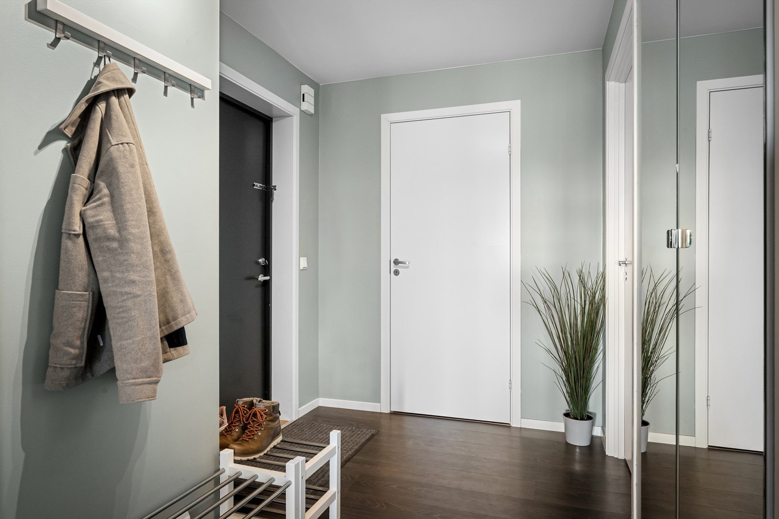 En kommer inn i en pen entré/gang med god plass til å henge fra seg både klær og sko. Galleribilde