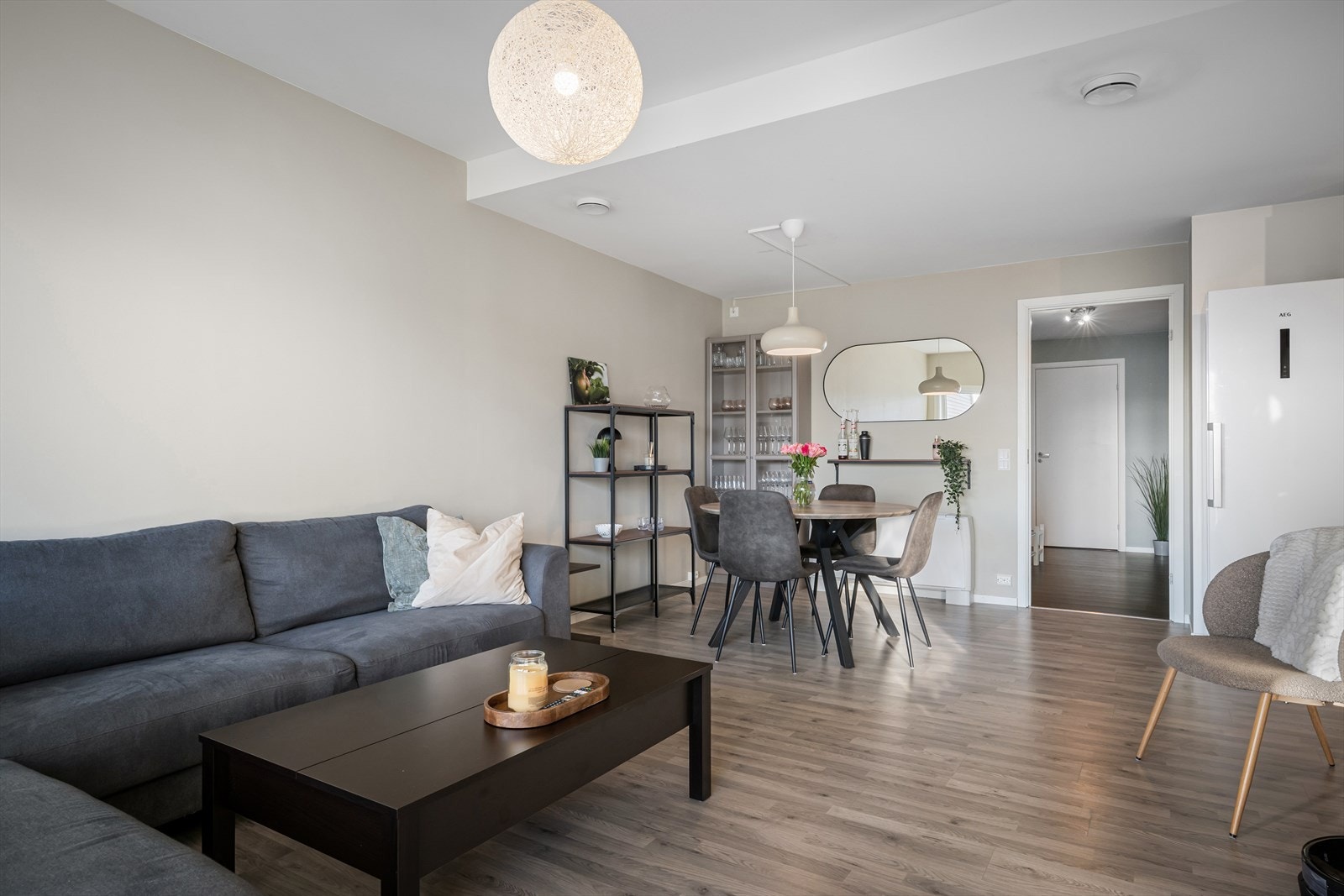 Stue hvor man har rikelig med plass til både spisebord og sofagruppe, en perfekt plass til å nyte gode stunder med familie og venner. Galleribilde