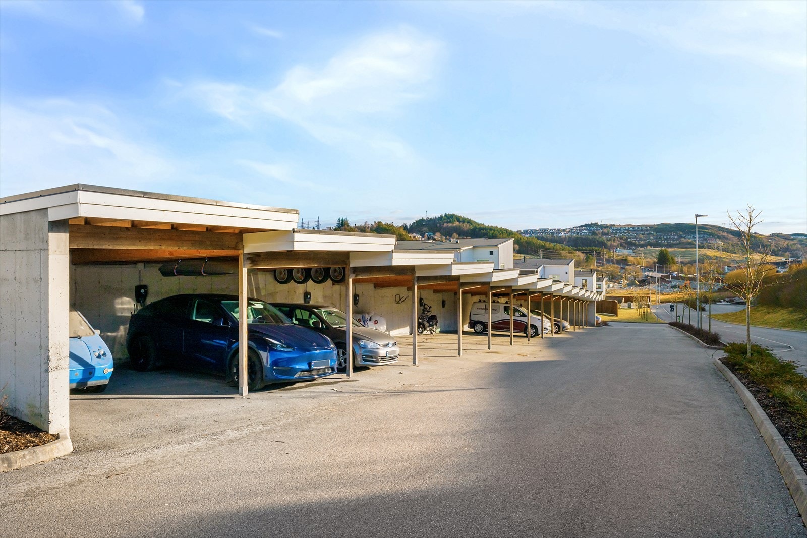 Fast parkering i carport. Tilrettelagt for installasjon av elbil lader ved parkeringsplass. Galleribilde