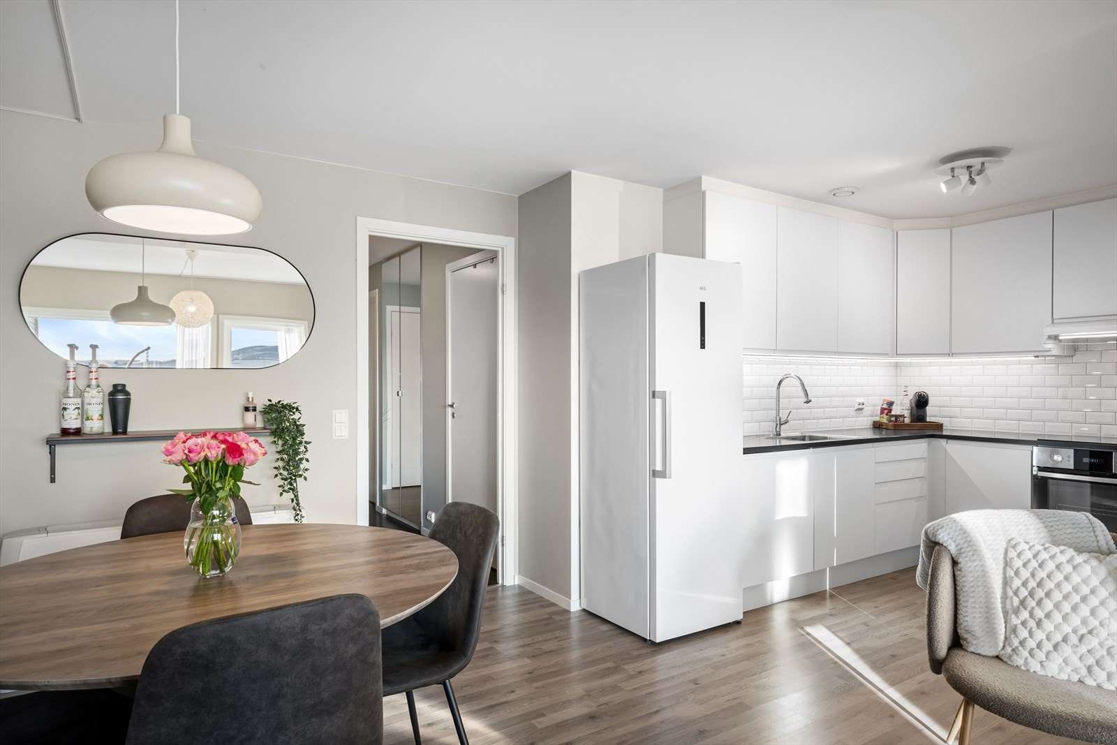 I enden av gangen kommer man til stue og kjøkken i åpen løsning. Galleribilde