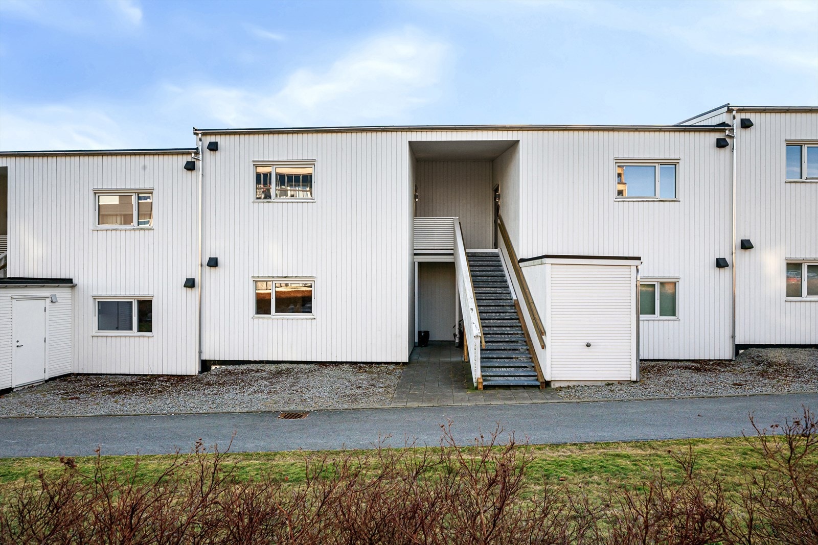 Boligen ligger i et attraktiv boligfelt på Austrått i et rolig og barnevennlig område med kort vei til både skoler og barnehager. Det er kort vei til matbutikk og flotte turområder som Stokkelandsvannet og Melsheia. Galleribilde