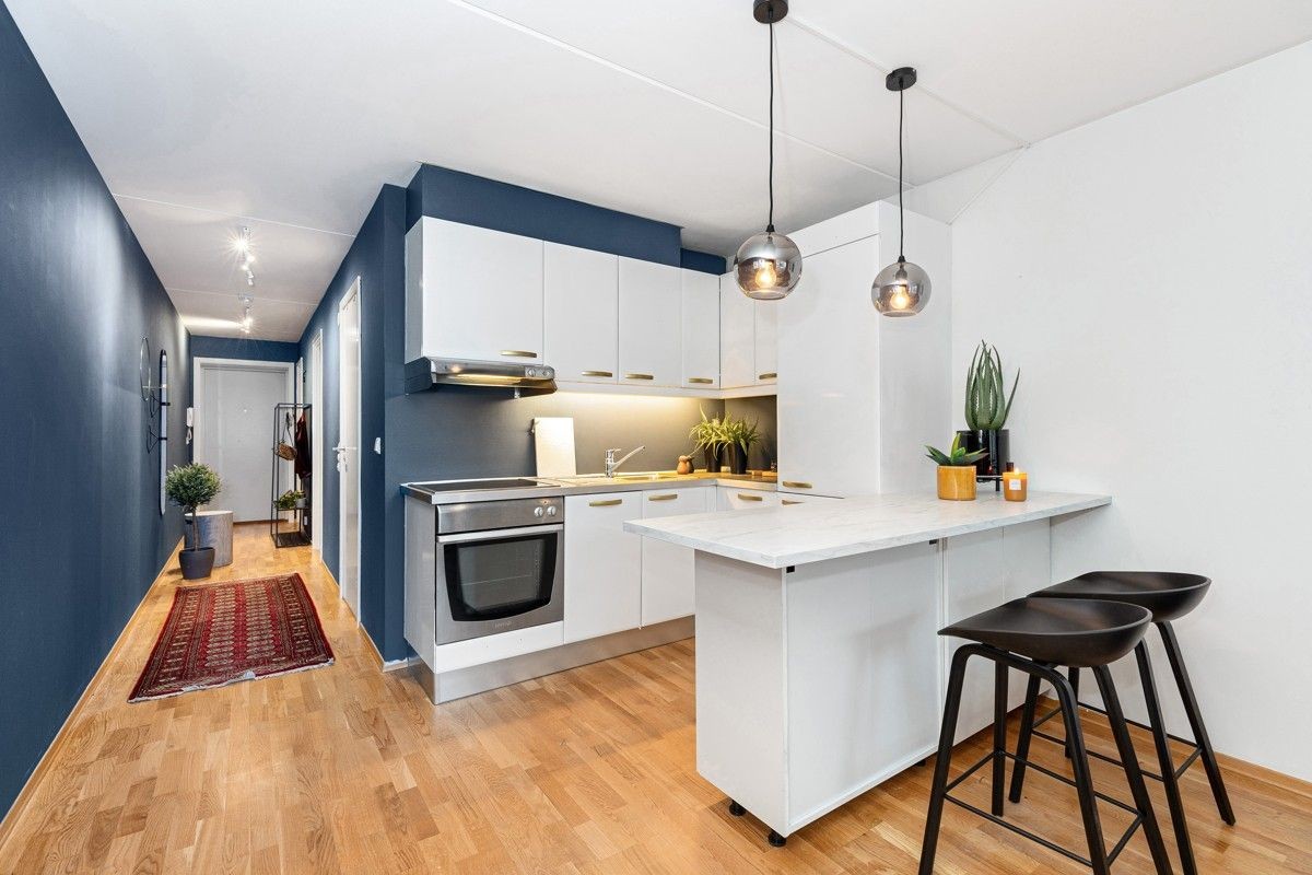 Åpen kjøkkenløsning med hvitevarer Galleribilde