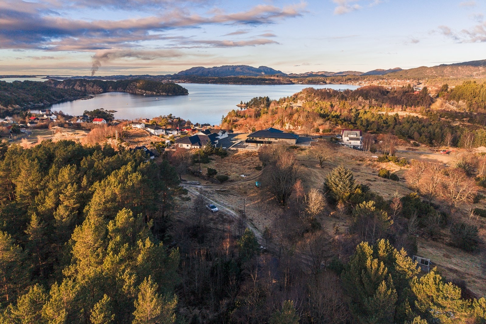 Dagligvarebutikk og øvrige servicetilbud finnes i nærliggende områder, og øvrige servicetilbud finnes i nærliggende områder, blant annet på Fromritoppen handlesenter. Galleribilde