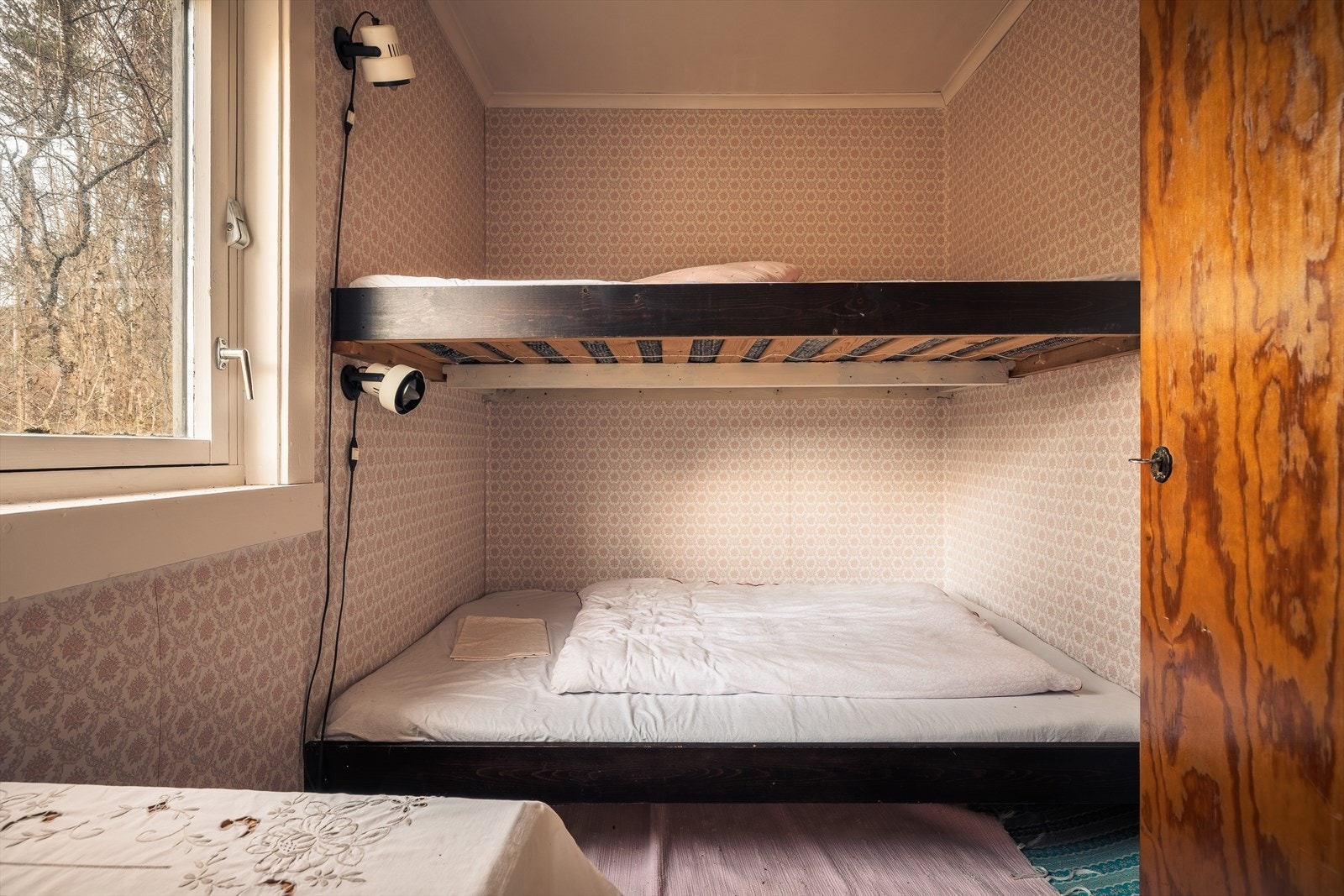 Soverom på 4,4m² med belegg på gulv, tapet på vegger og malt platekledning i himling. Galleribilde