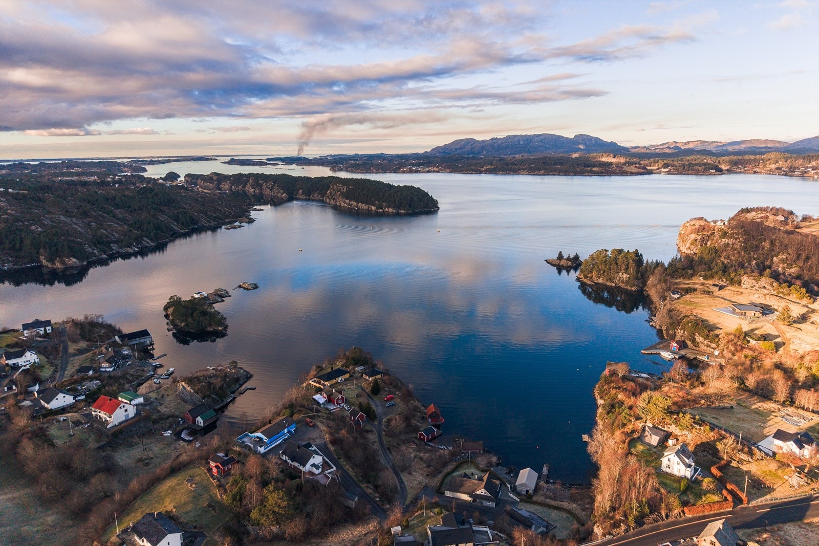 Det er ca. 20-25 minutters kjøring til Kleppestø senter, og
ca. 35-40 minutters kjøring til Bergen sentrum, avhengig av trafikk. Galleribilde