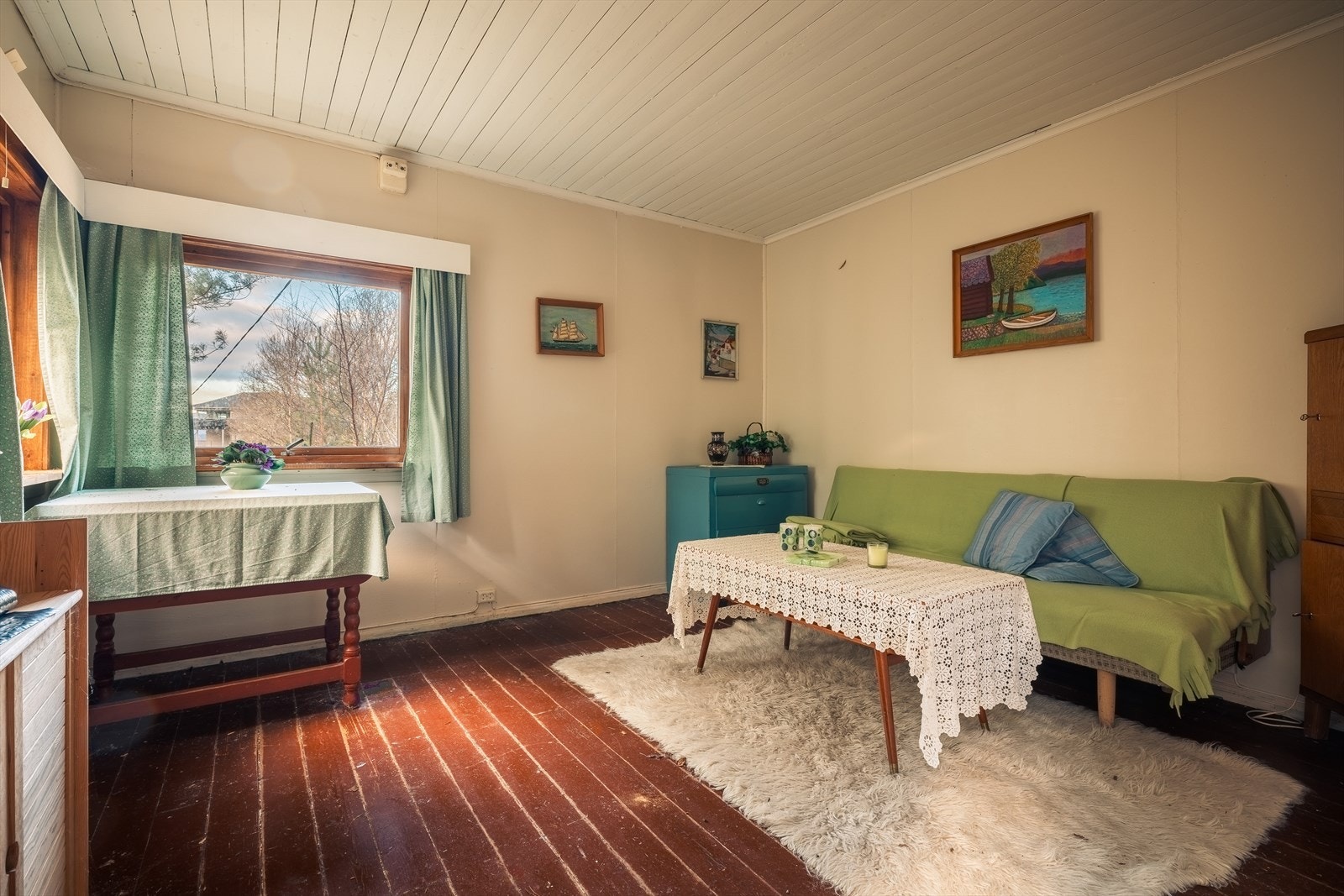 Stue er på 12,7m² med malte bord på gulv, malt platekledning på vegger og malt panel i himling. Galleribilde