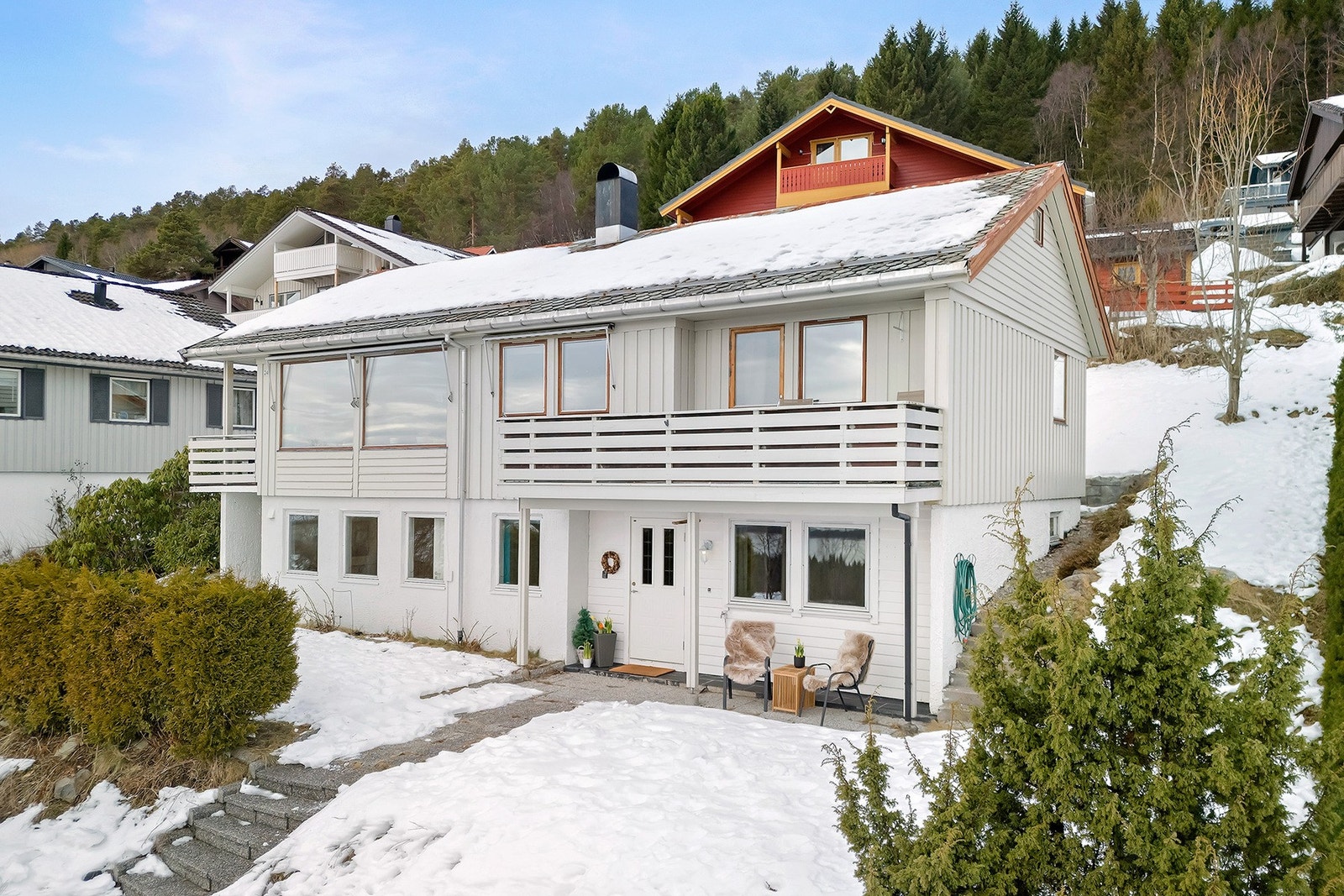 Opparbeidet uteområde med heller lagt til inngansparti. Galleribilde