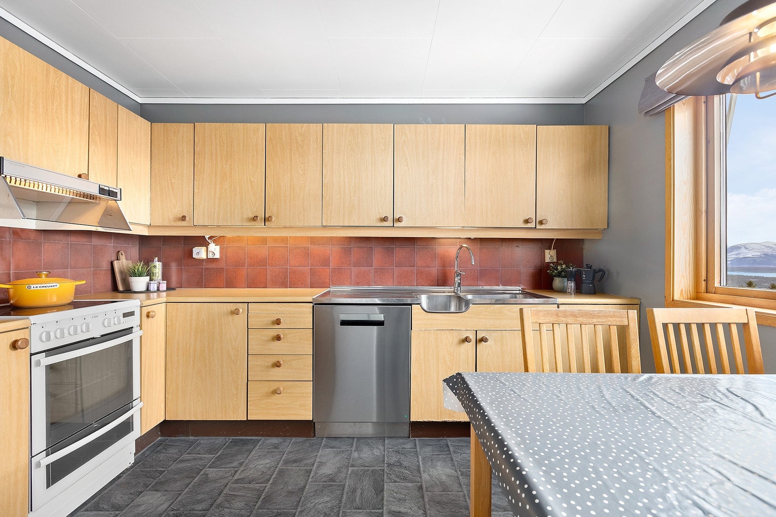 Godt med skapplass og frokostplass med utsikt. Galleribilde