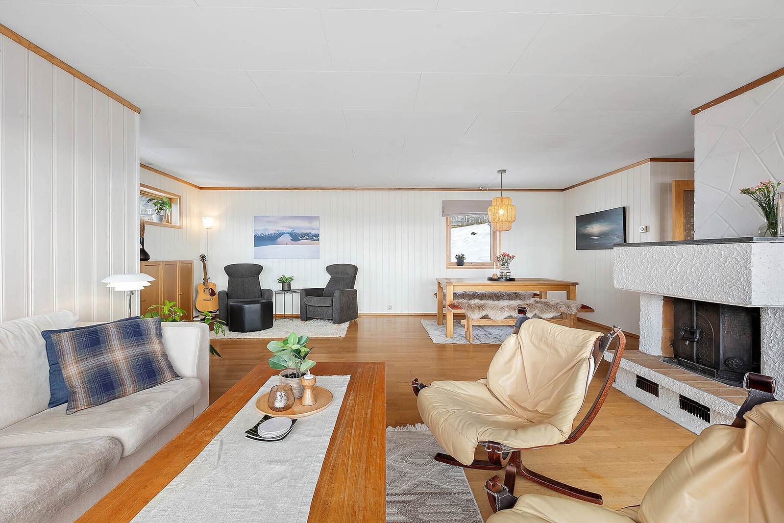 Stue/spisestue har vedovn og panelovn. Galleribilde